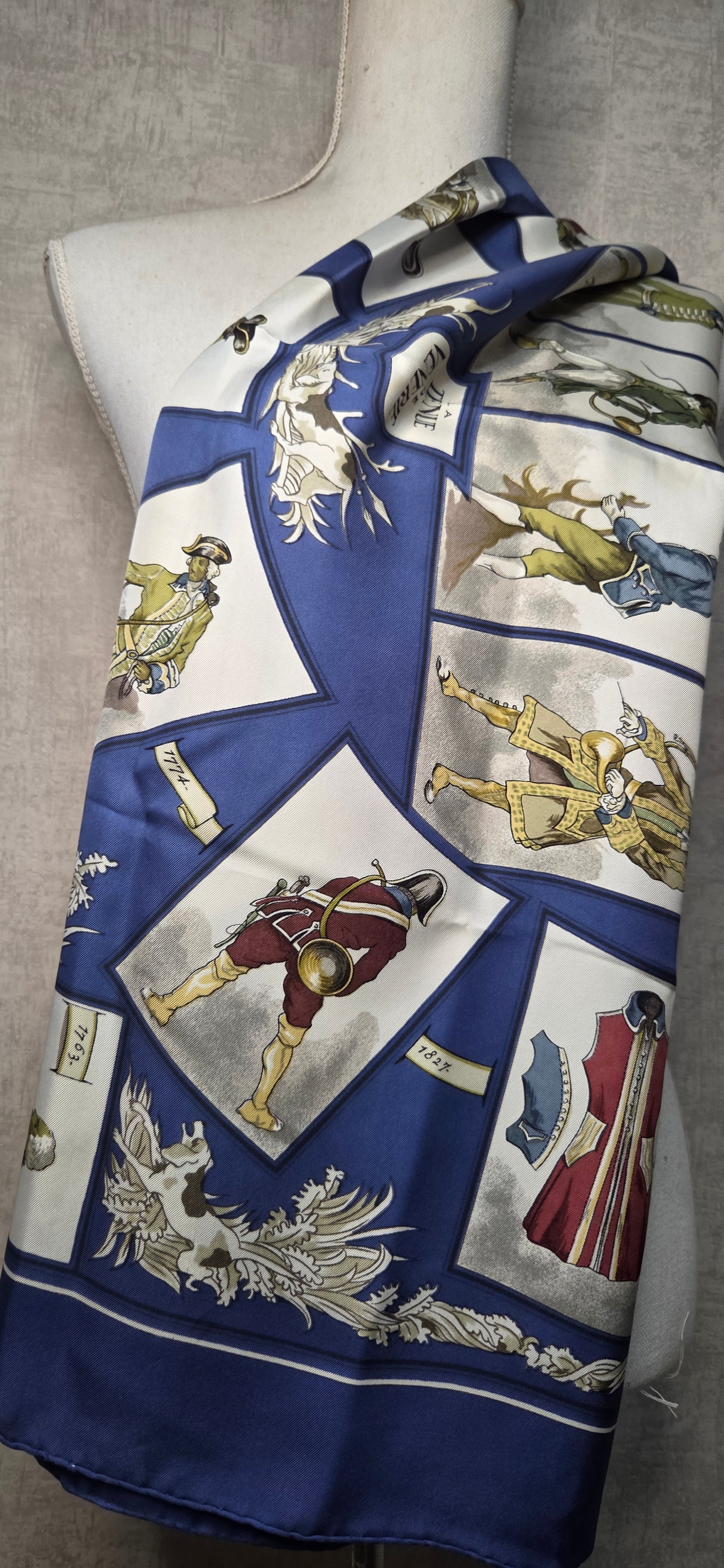 Carré Hermès en twill de soie "La tenue de Venerie "