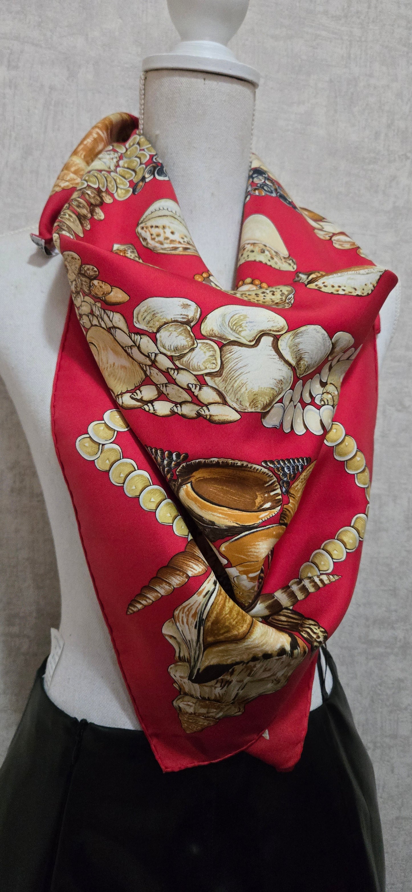 Carré Hermès en twill de soie "Rocaille "