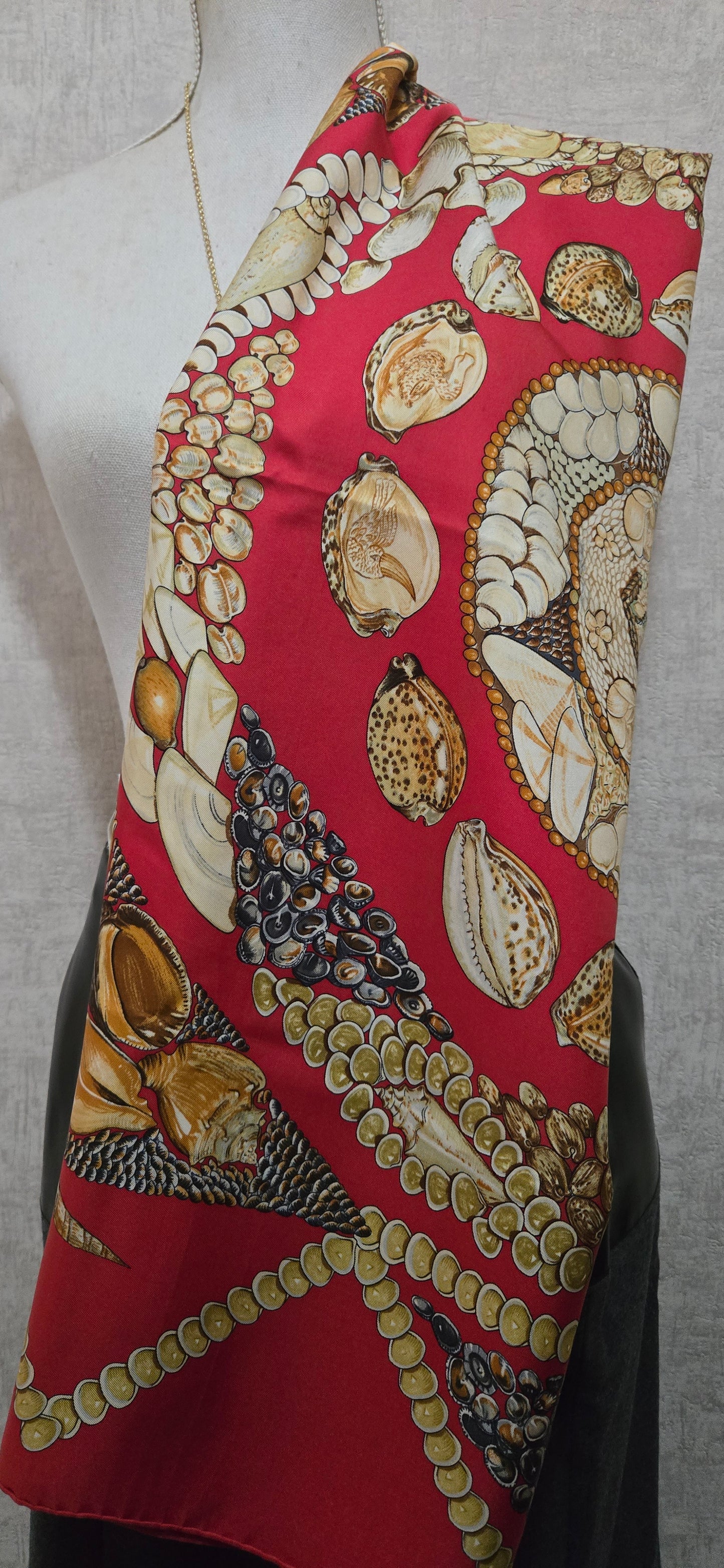 Carré Hermès en twill de soie "Rocaille "