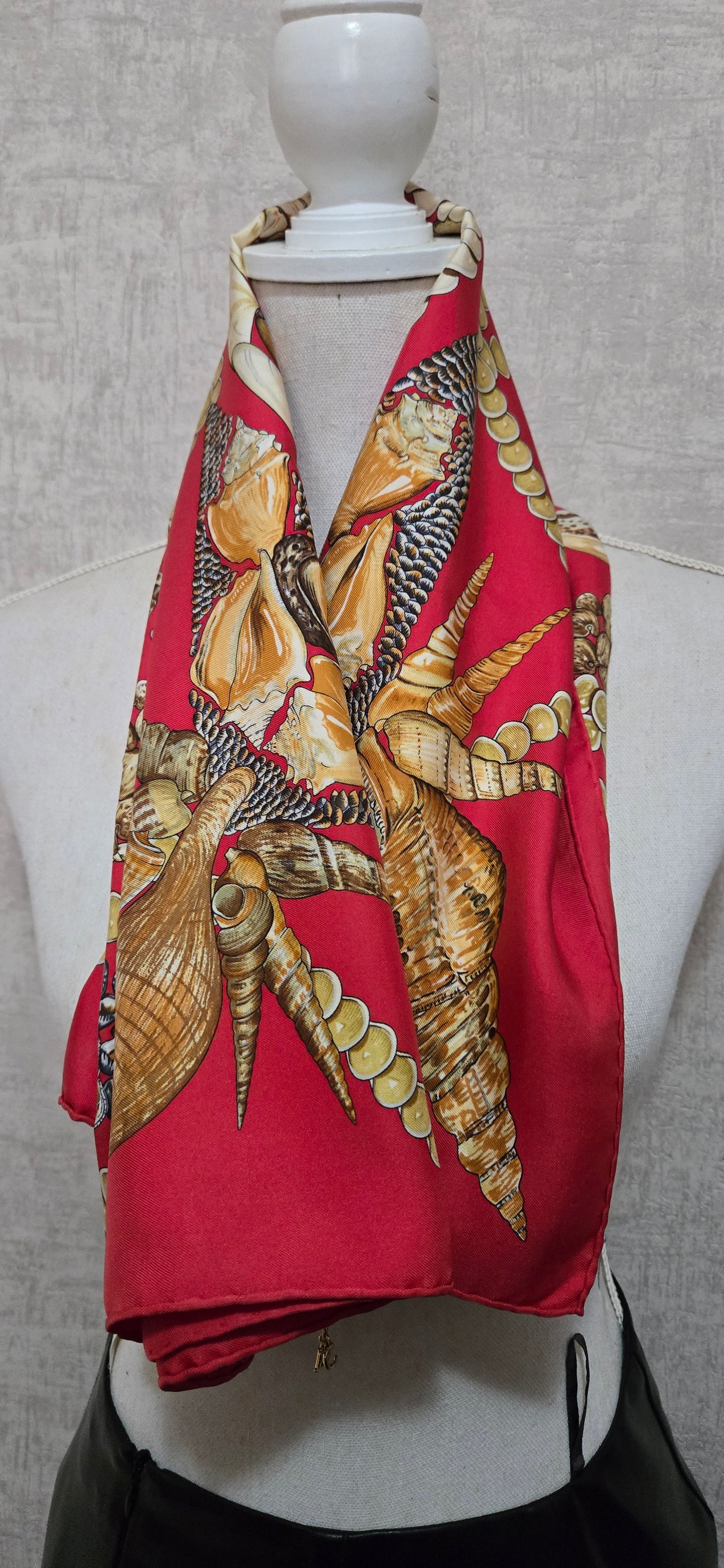 Carré Hermès en twill de soie "Rocaille "