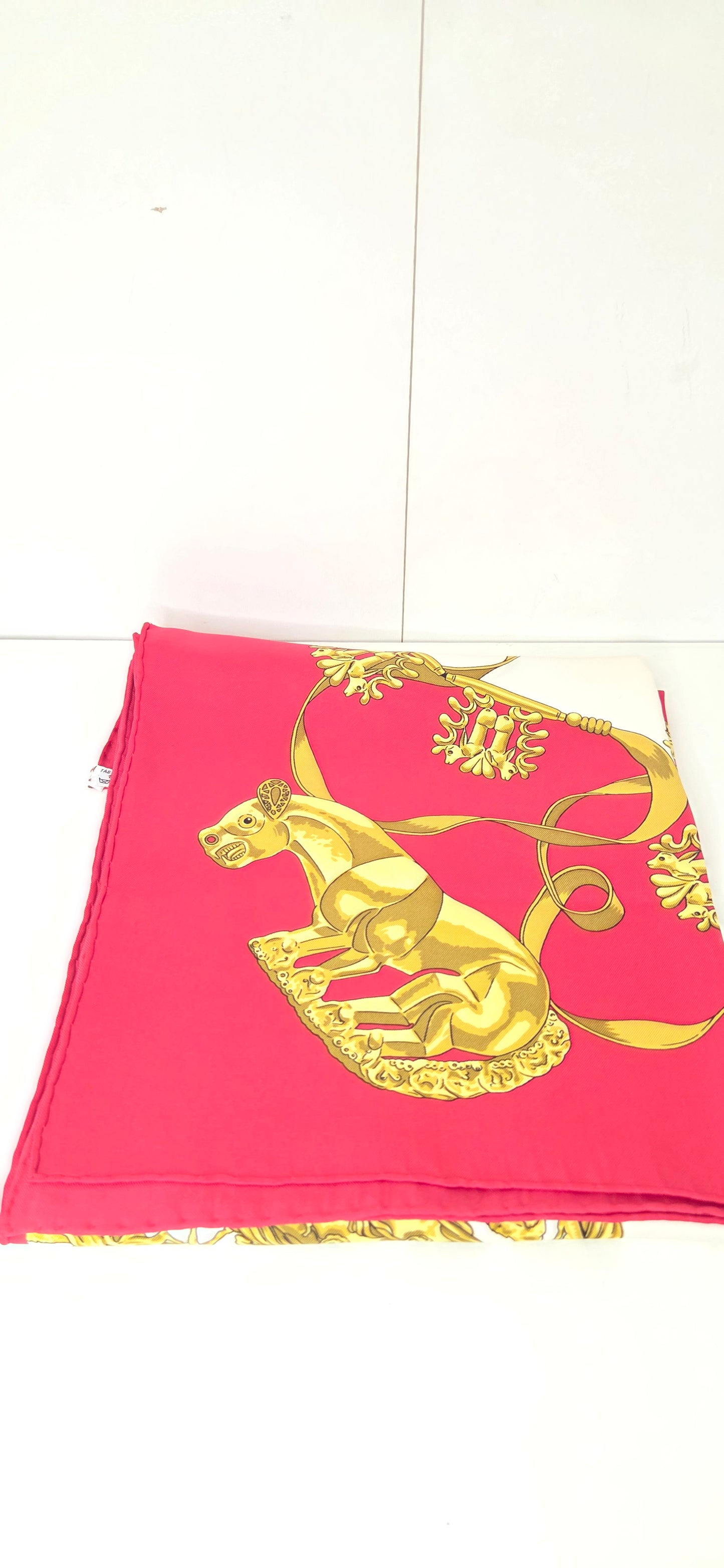 Carré Hermès en twill de Soie "Les Cavaliers D'Or "