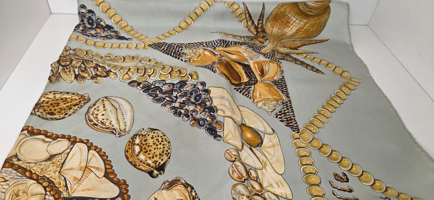 Carré Hermès en twill de soie "Rocailles "