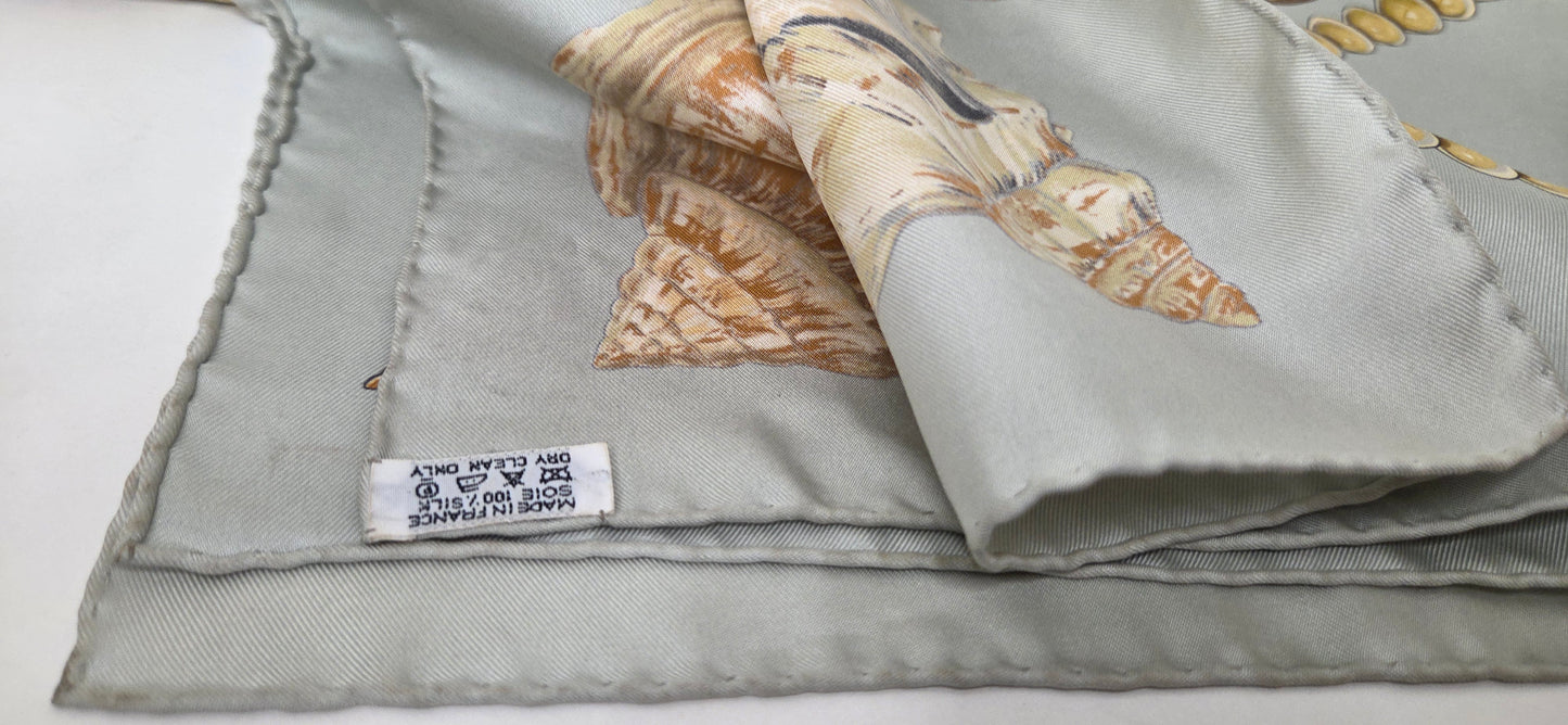 Carré Hermès en twill de soie "Rocailles "