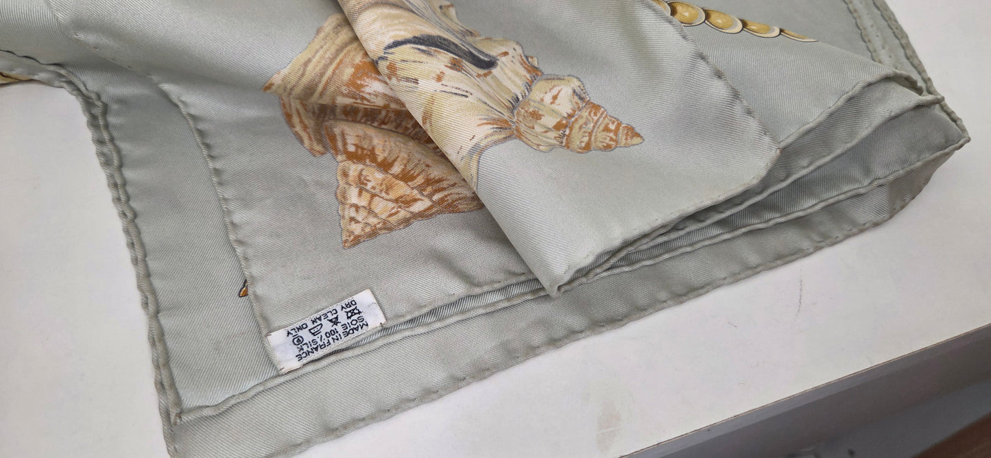 Carré Hermès en twill de soie "Rocailles "