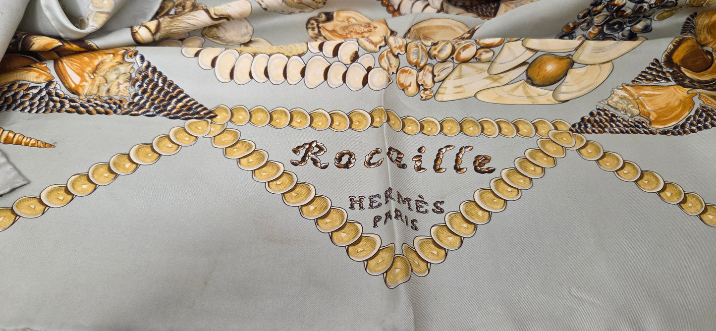 Carré Hermès en twill de soie "Rocailles "
