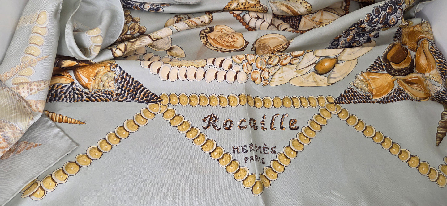 Carré Hermès en twill de soie "Rocailles "