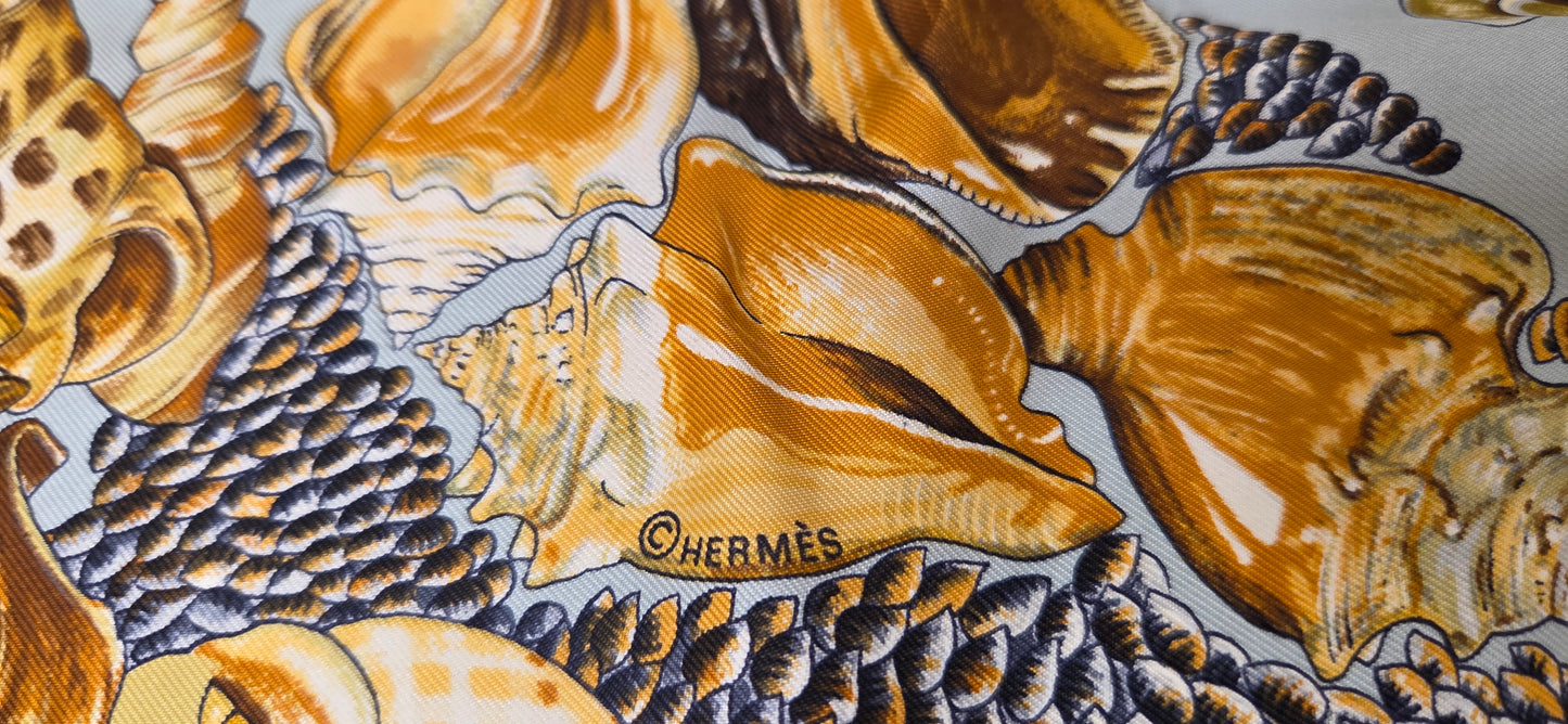 Carré Hermès en twill de soie "Rocailles "