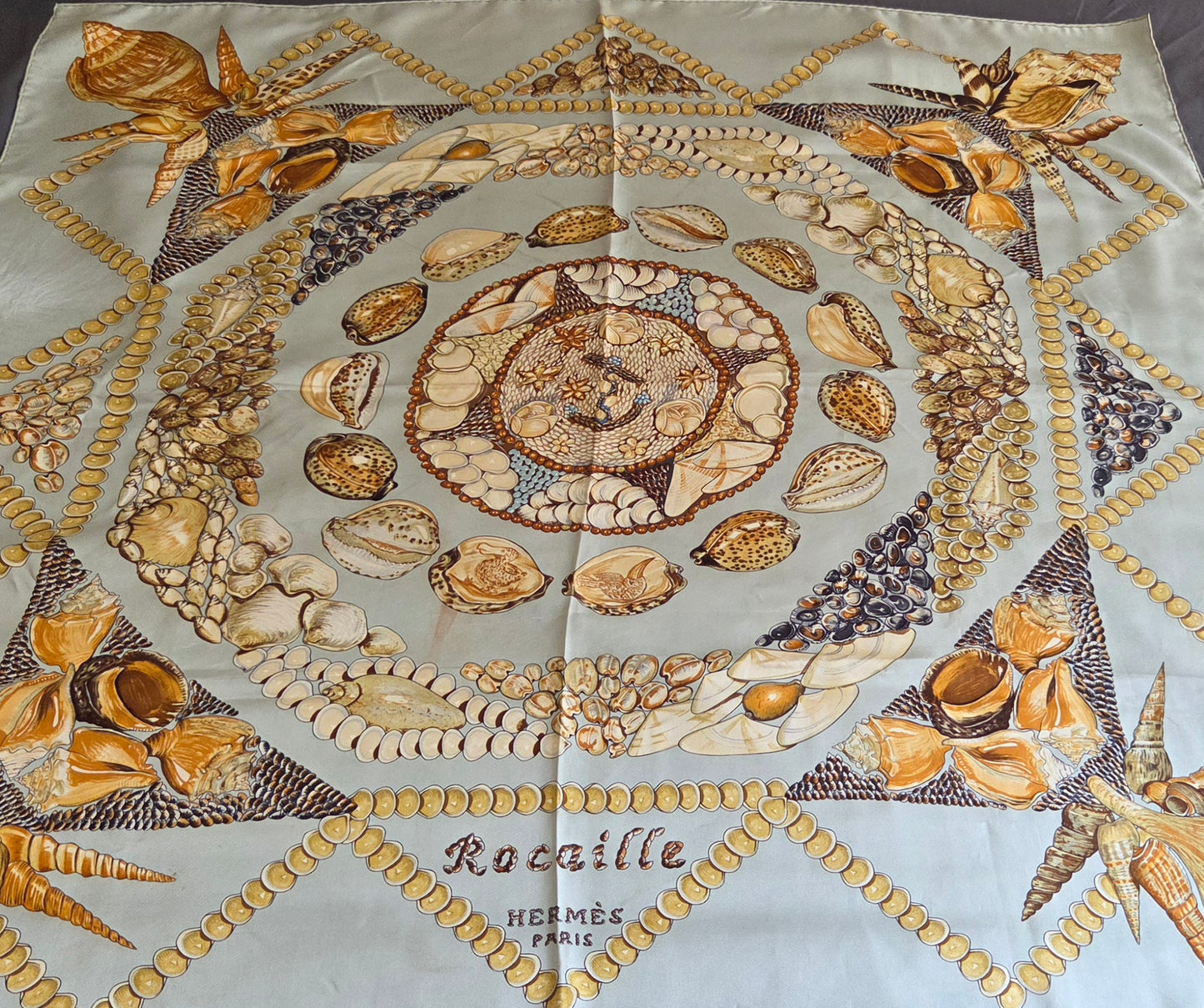 Carré Hermès en twill de soie "Rocailles "