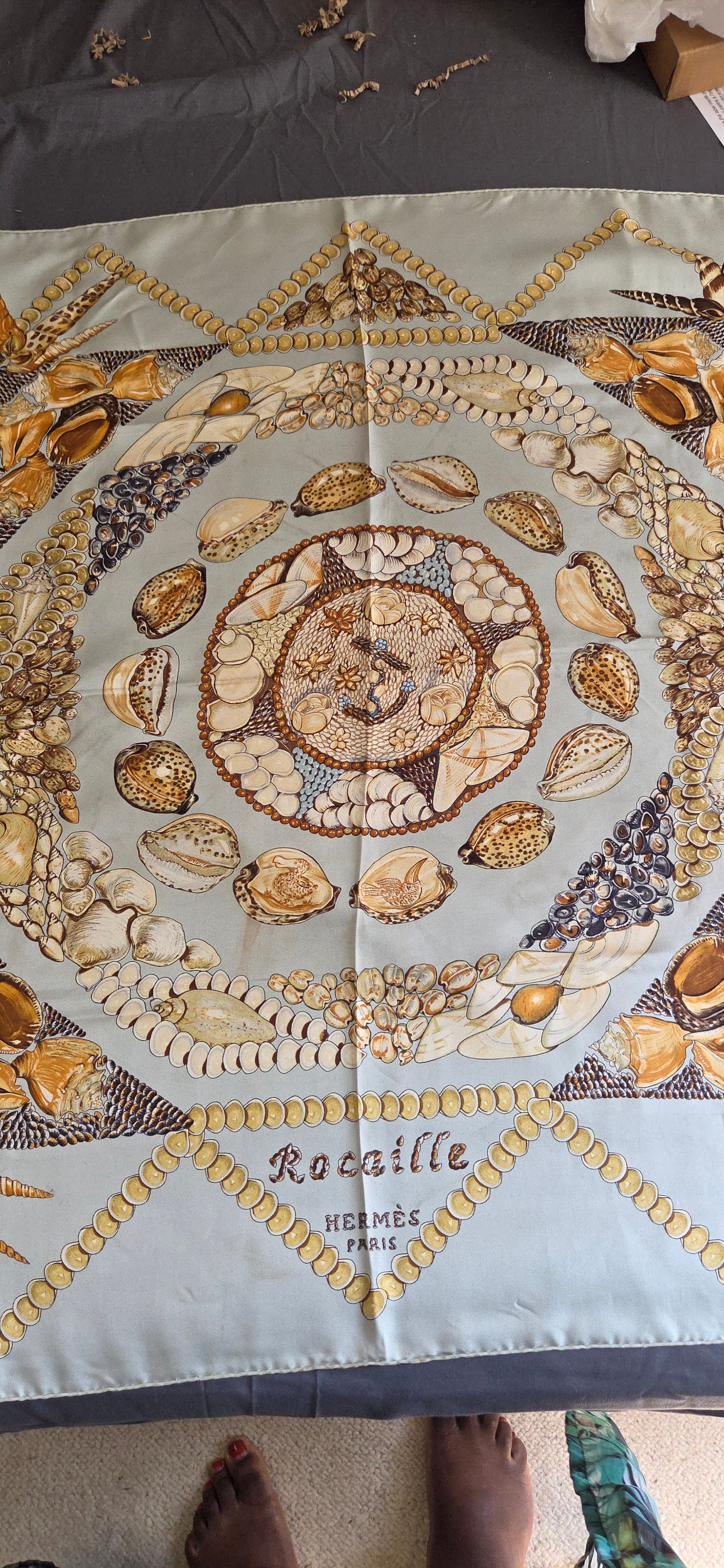 Carré Hermès en twill de soie "Rocailles "