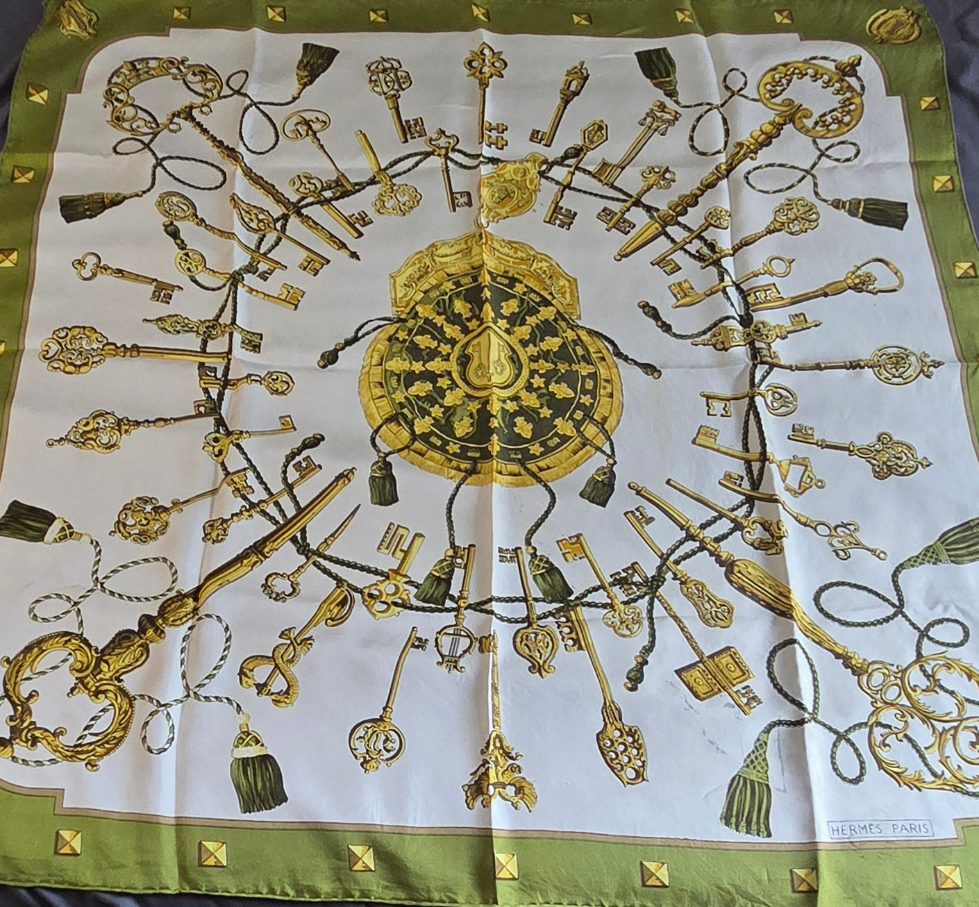 Carré Hermès en twill de soie "Les Clés "