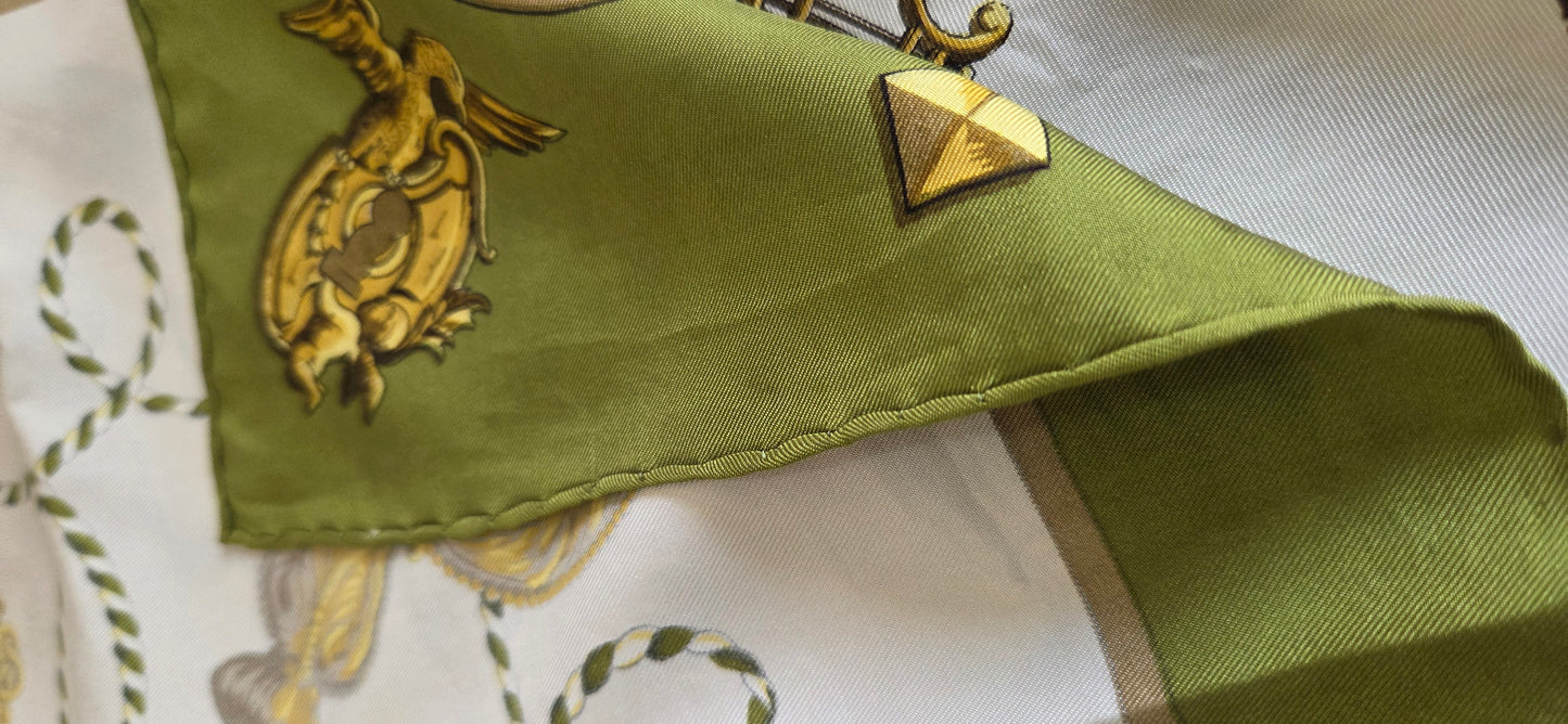 Carré Hermès en twill de soie "Les Clés "