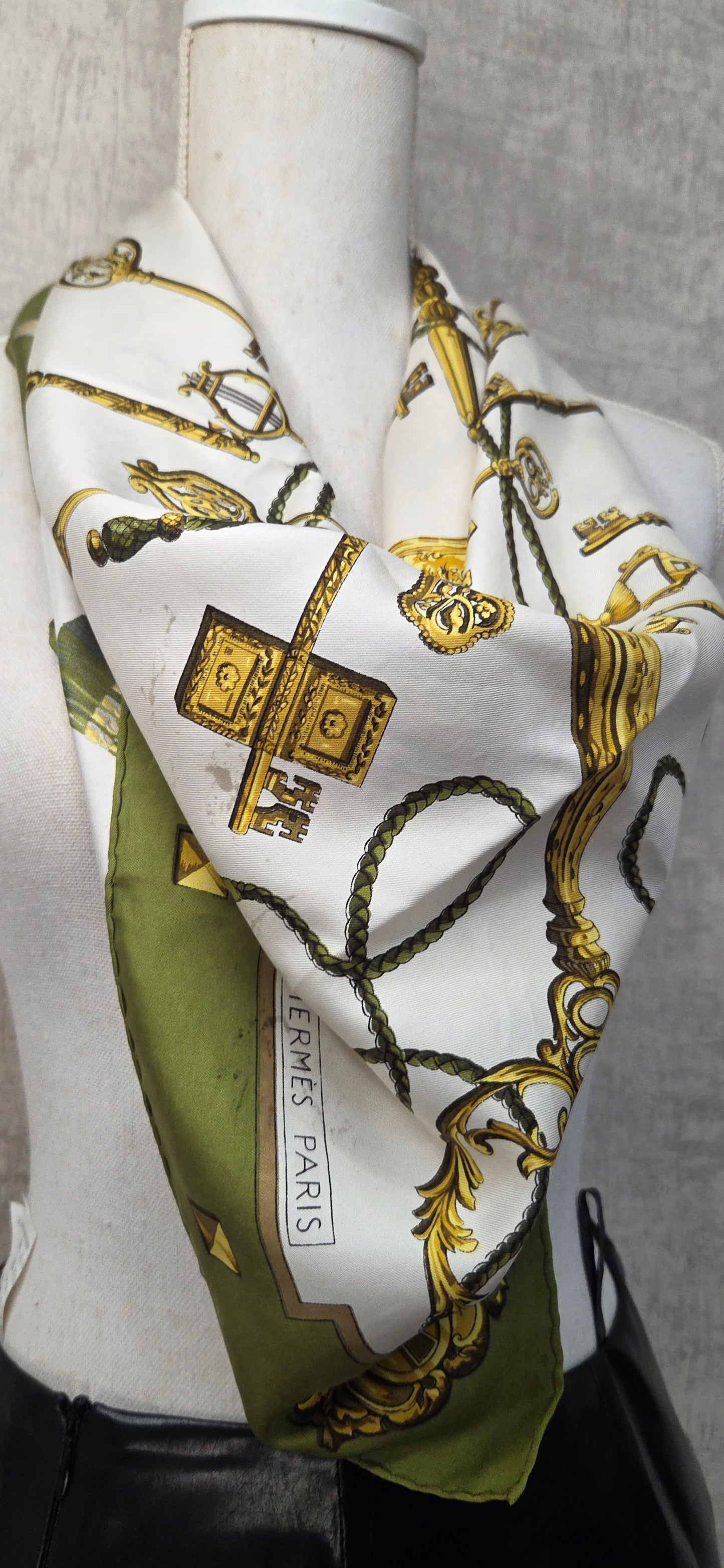 Carré Hermès en twill de soie "Les Clés "