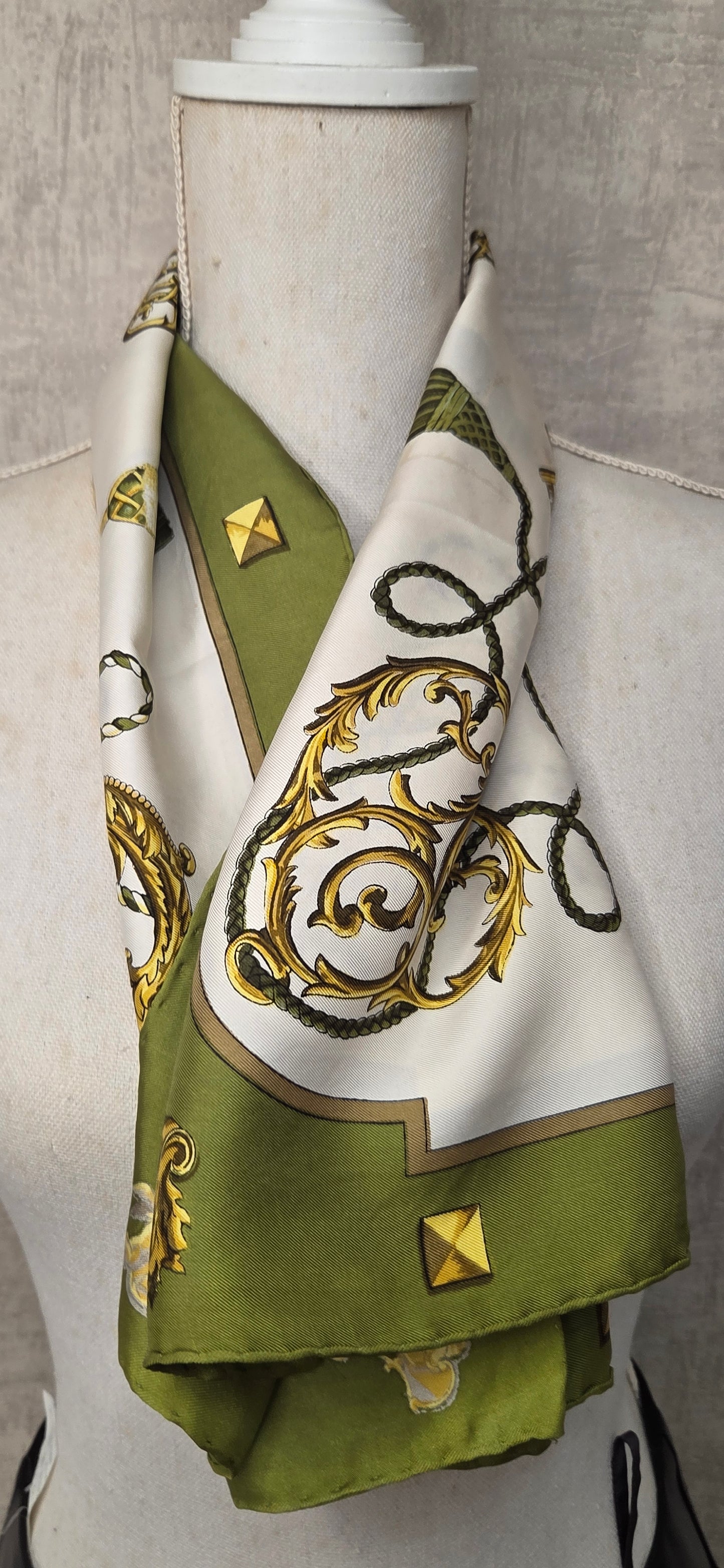 Carré Hermès en twill de soie "Les Clés "