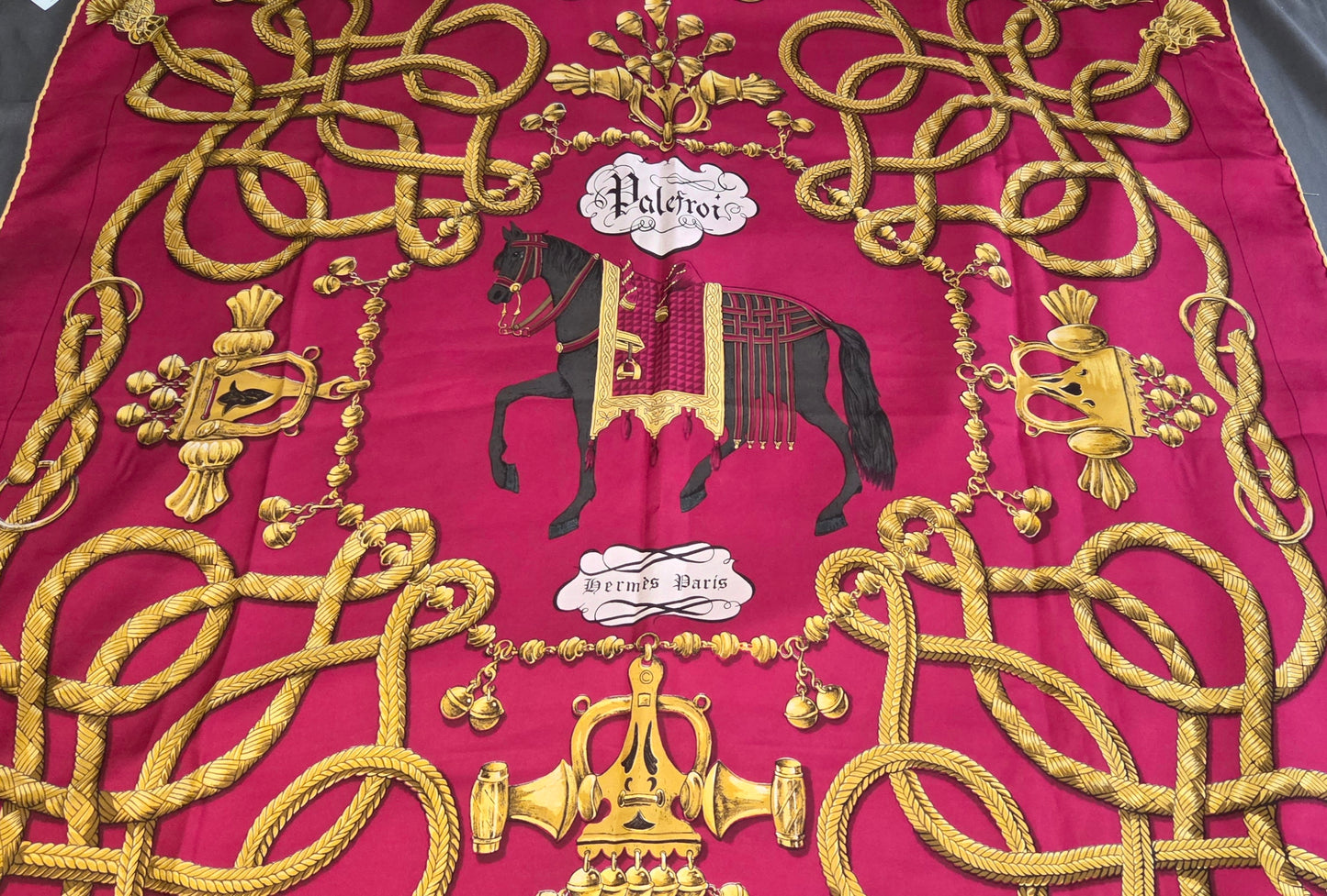 Carré Hermès en twill de soie "Palefroi "