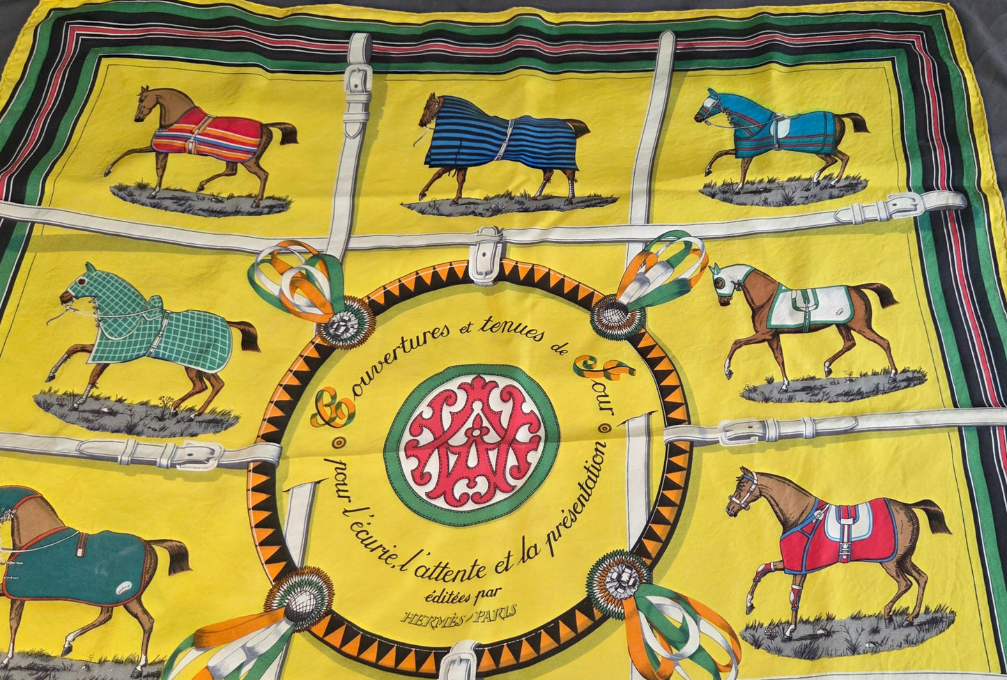 Carré Hermès en twill de "Couvertures et tenues de Jour "