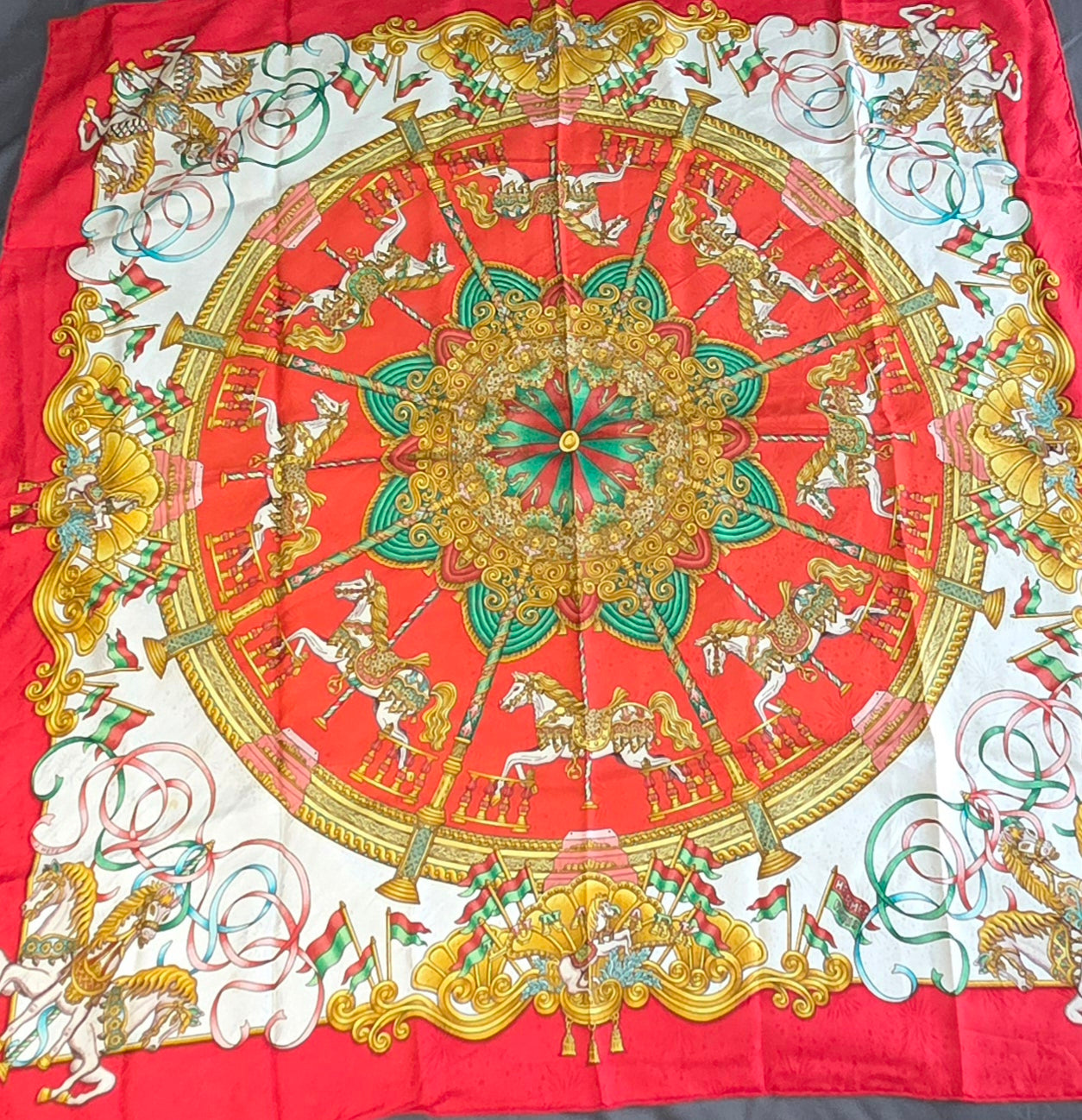 Carré Hermès en twill de soie "Luna Park "
