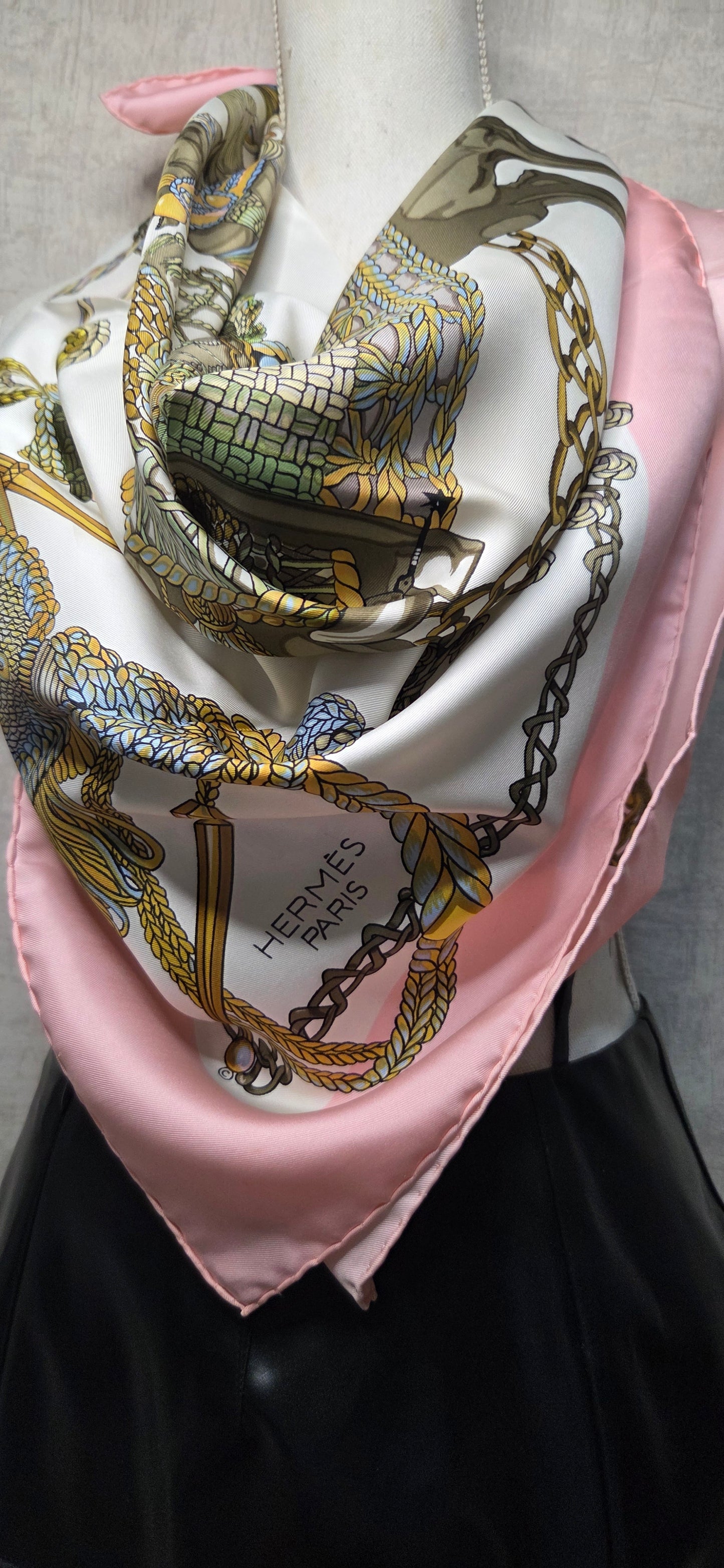 Carré Hermès en twill de soie "Le Timbalier "