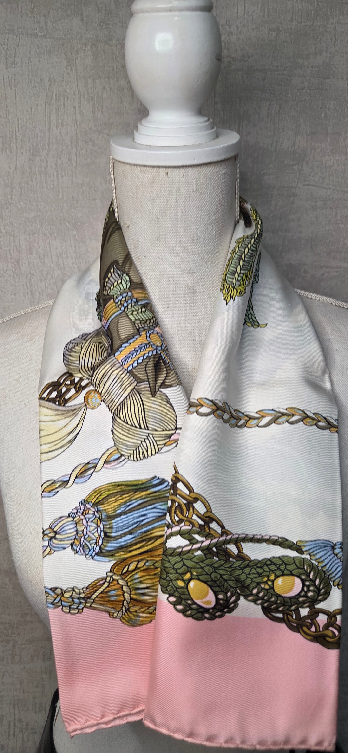 Carré Hermès en twill de soie "Le Timbalier "