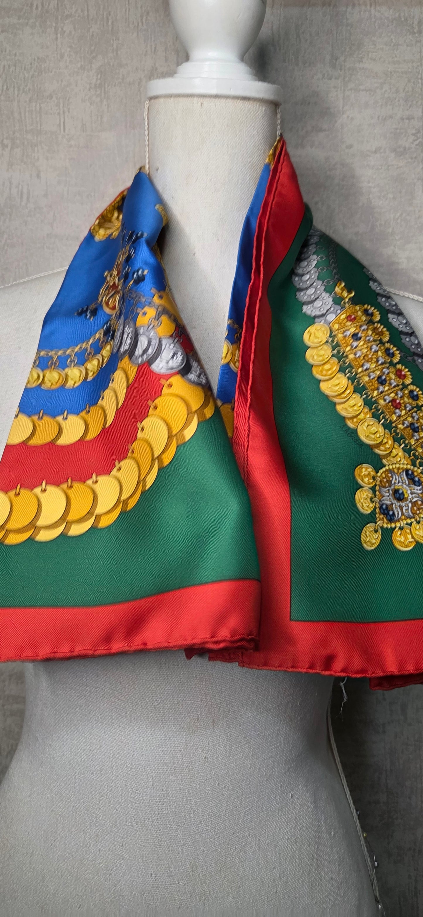 Carré Hermès en twill de soie "Kosmima "