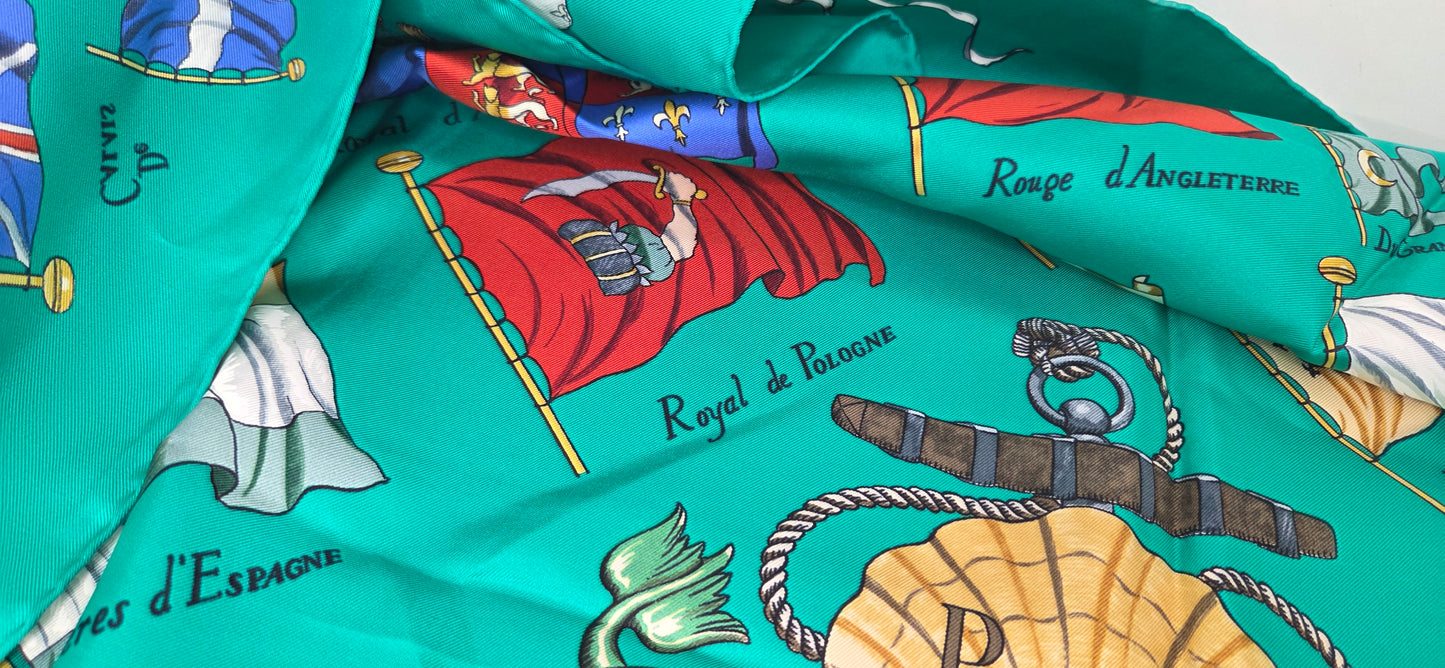 Carré Hermès en twill de soie intitulé "Pavois"