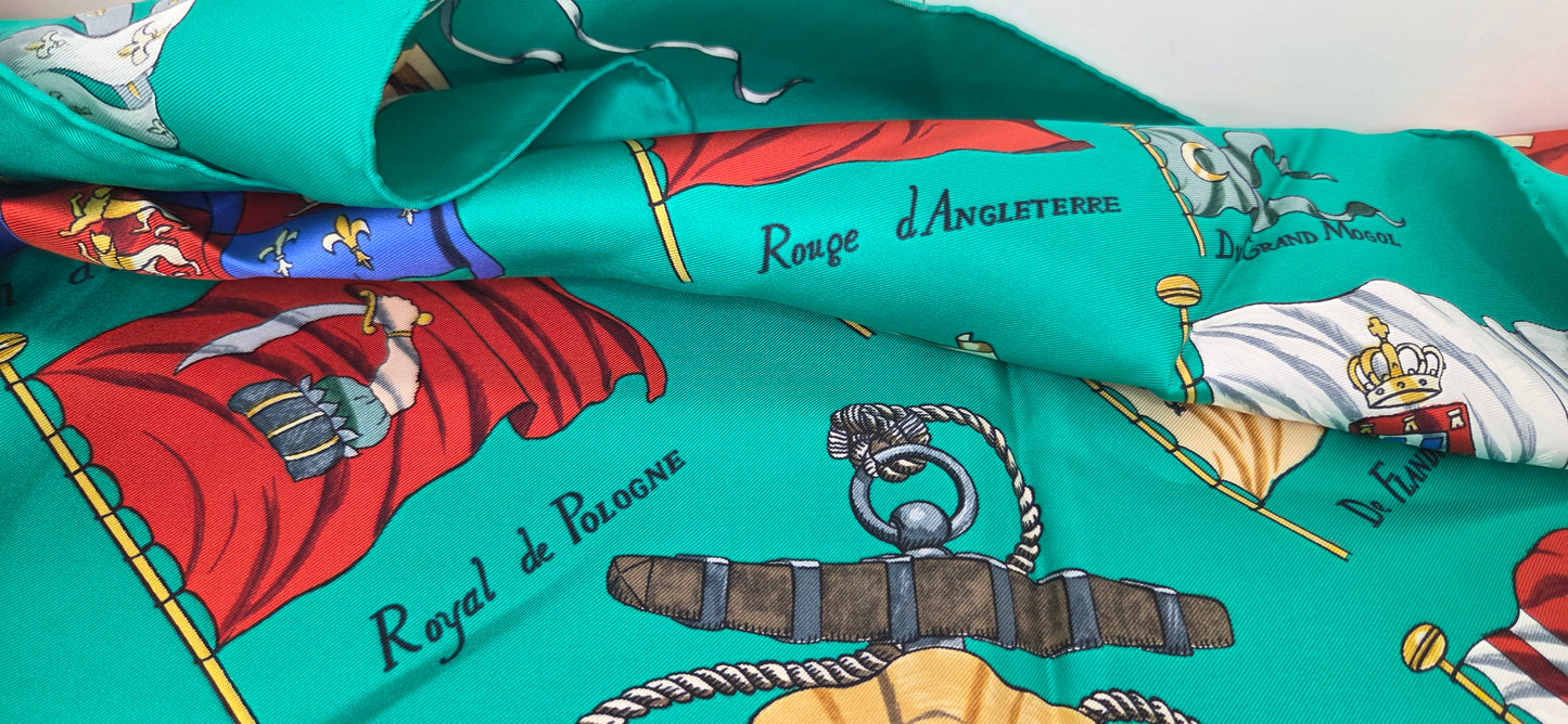 Carré Hermès en twill de soie intitulé "Pavois"