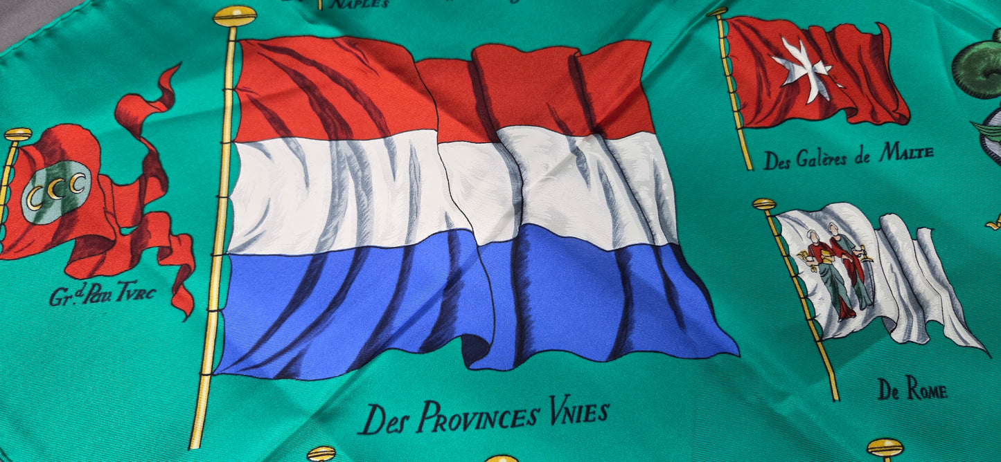 Carré Hermès en twill de soie intitulé "Pavois"