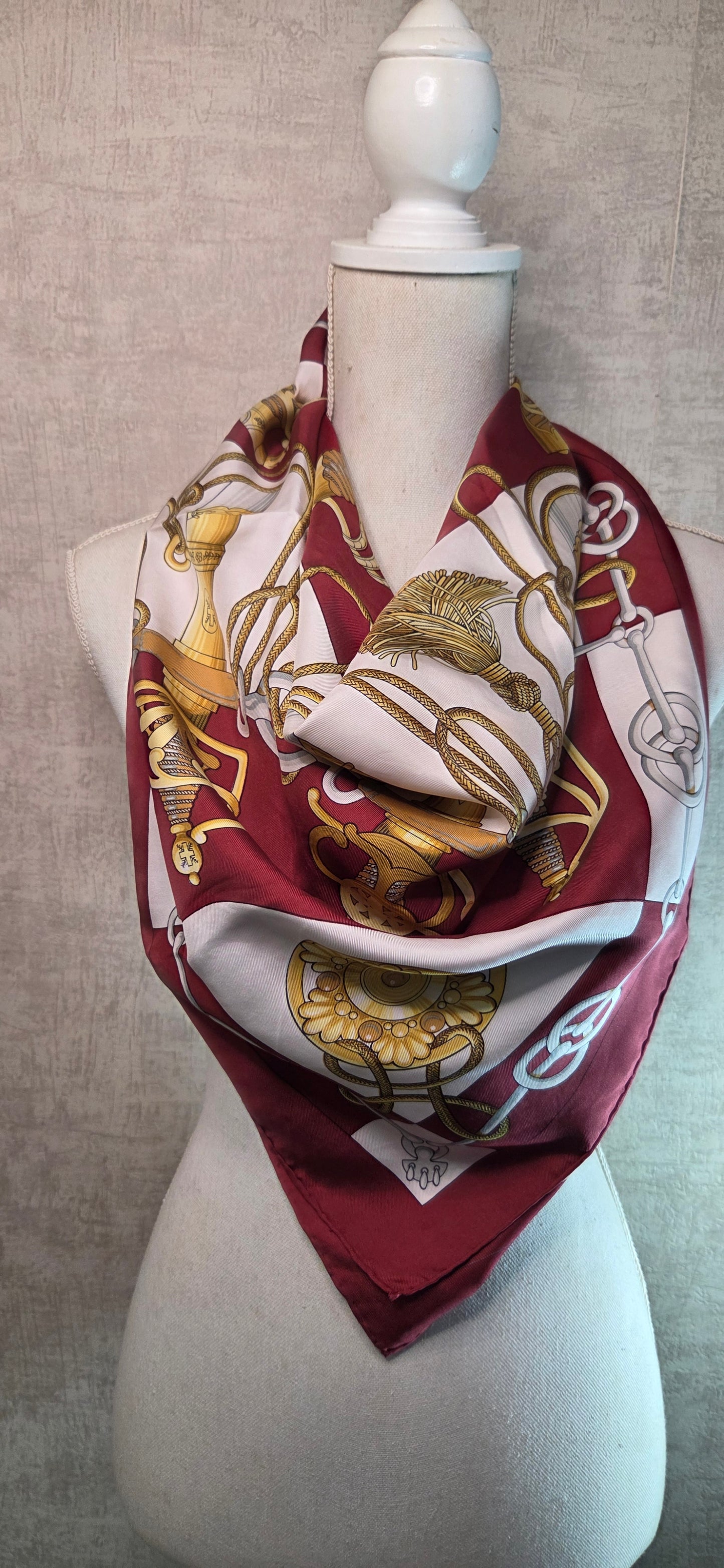 Carré Hermès en twill de soie intitulé "Cliquetis "