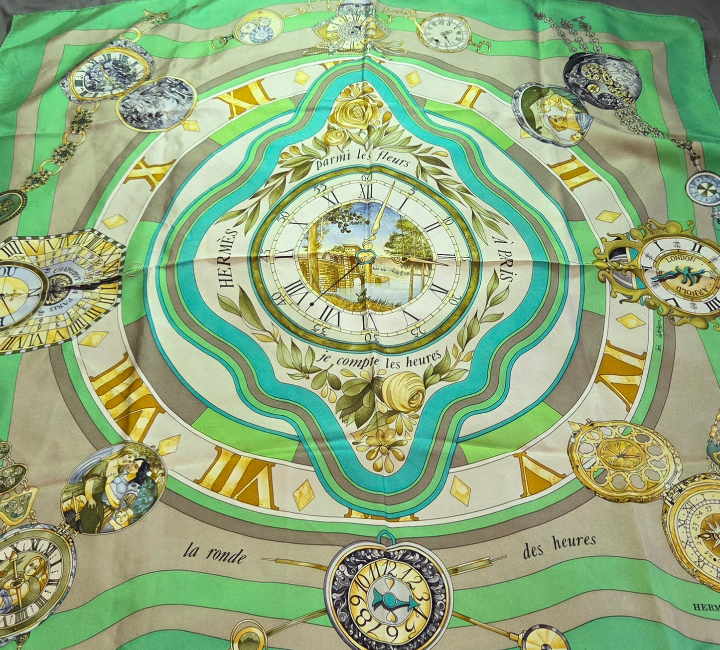 Carré Hermès en twill de soie intitulé " La Ronde des Fleurs"