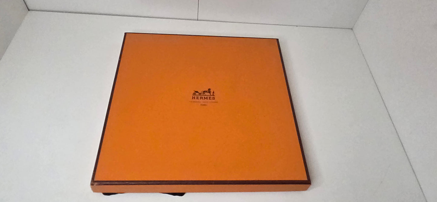Carré Hermès en twill de soie intitulé "Cannes et Pommeaux "