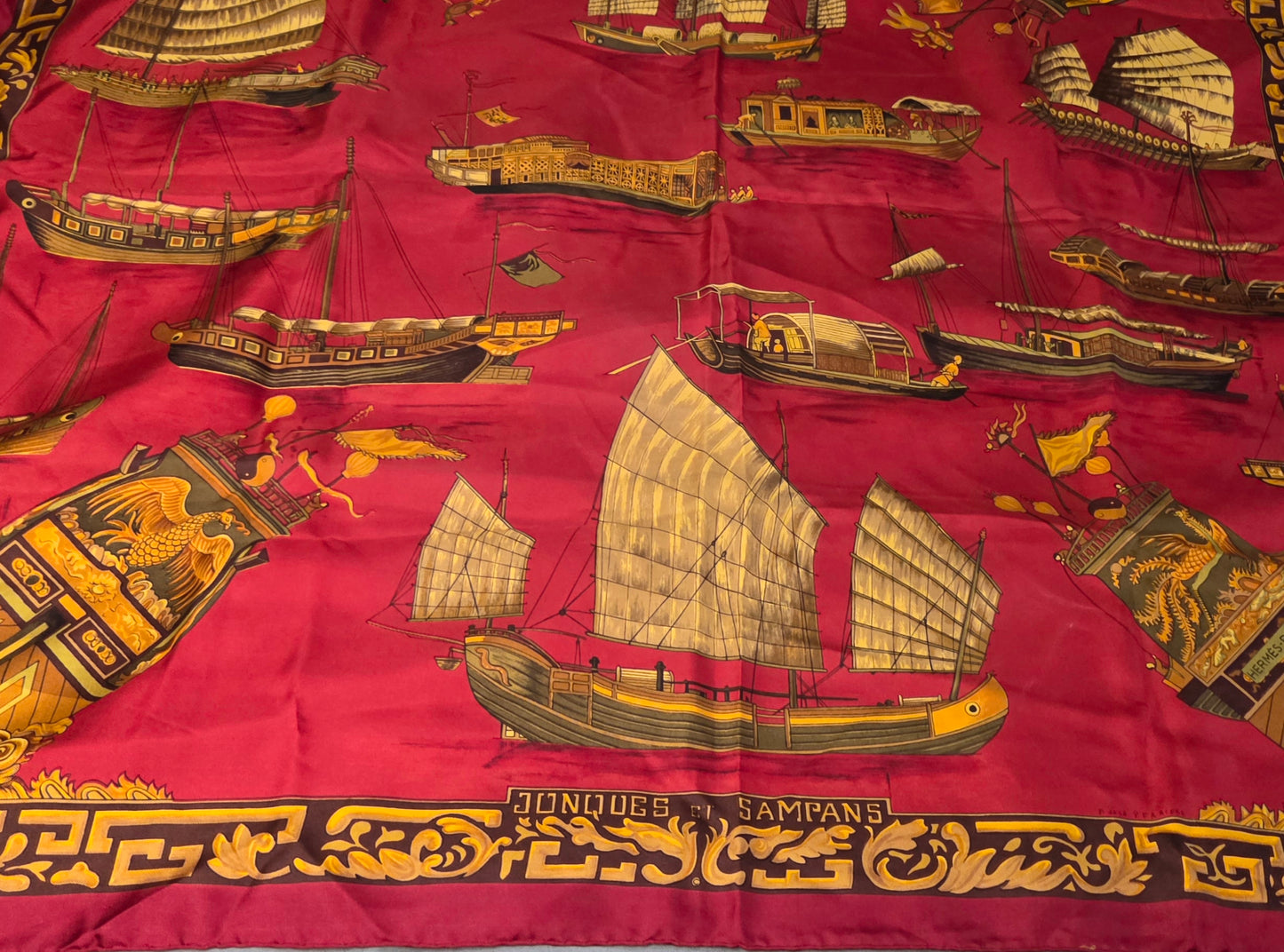 Carré Hermès en twill de soie "Jonques et Sampans "