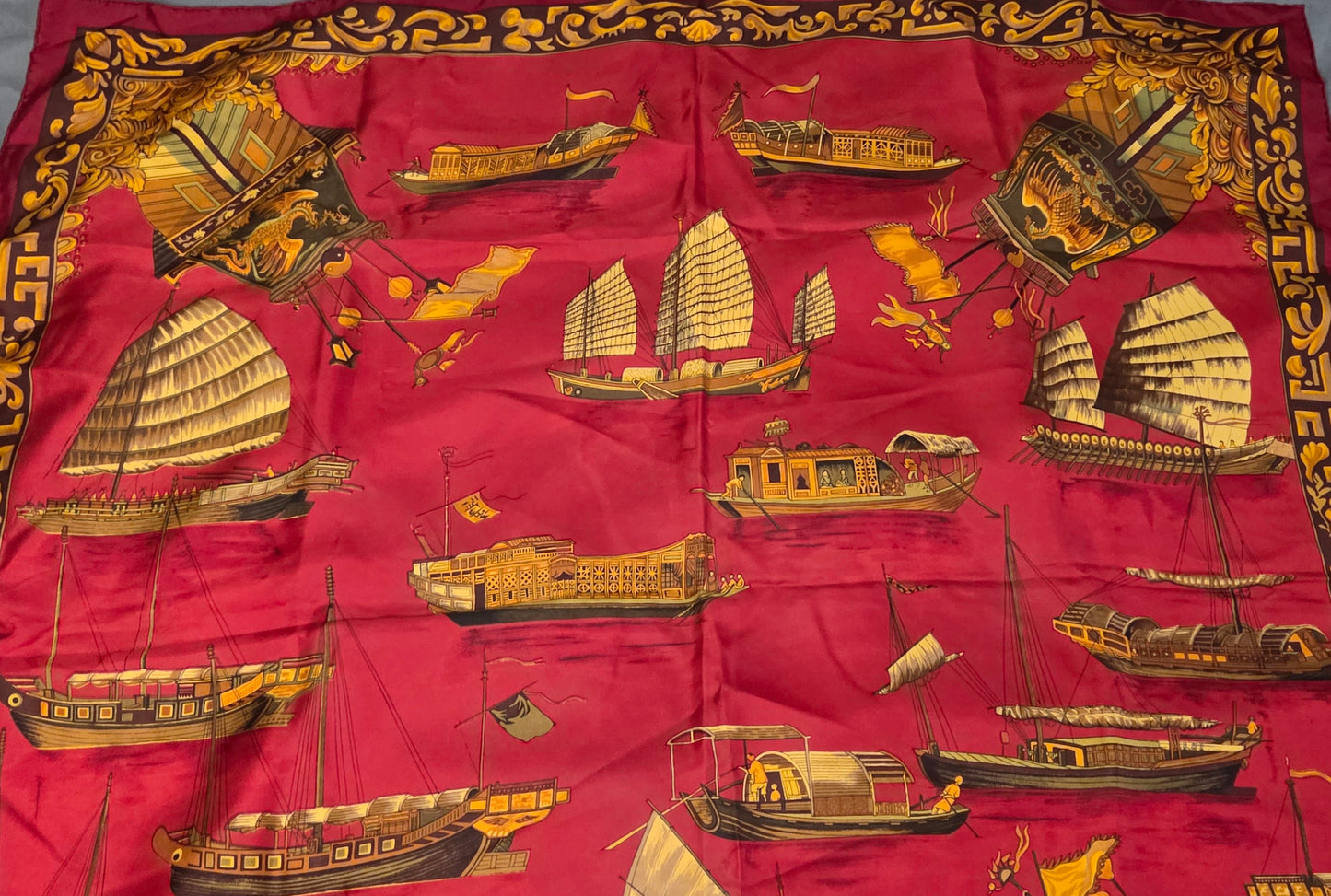 Carré Hermès en twill de soie "Jonques et Sampans "