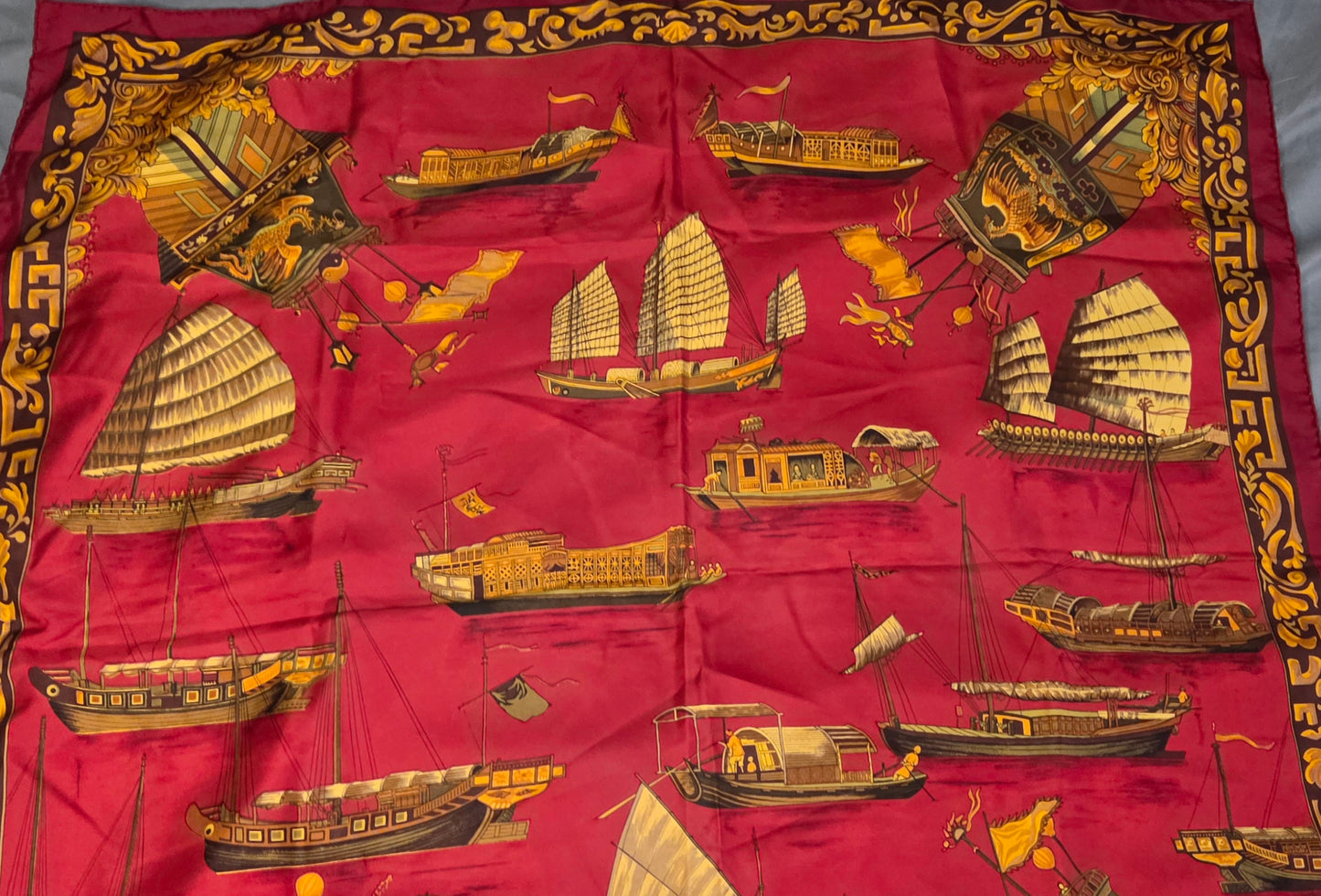 Carré Hermès en twill de soie "Jonques et Sampans "