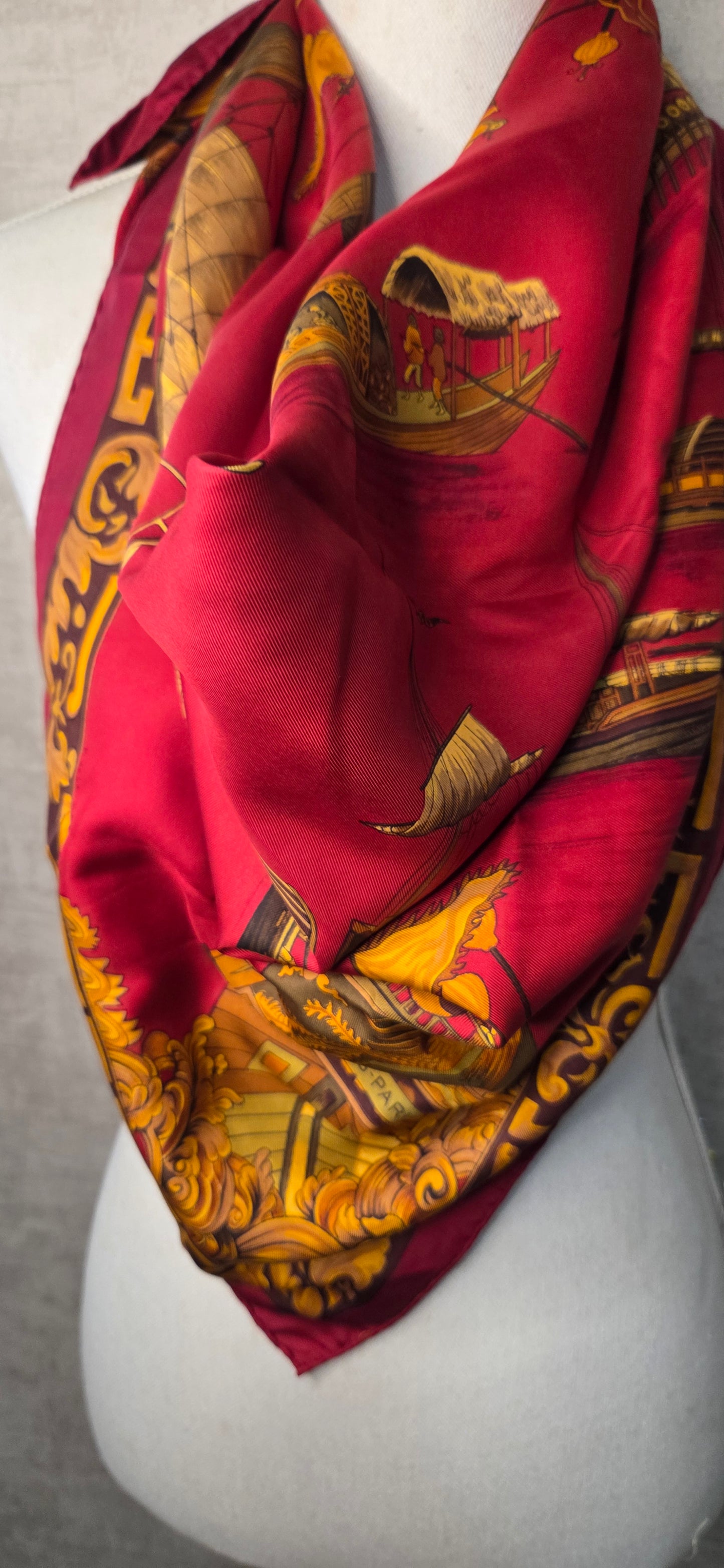 Carré Hermès en twill de soie "Jonques et Sampans "