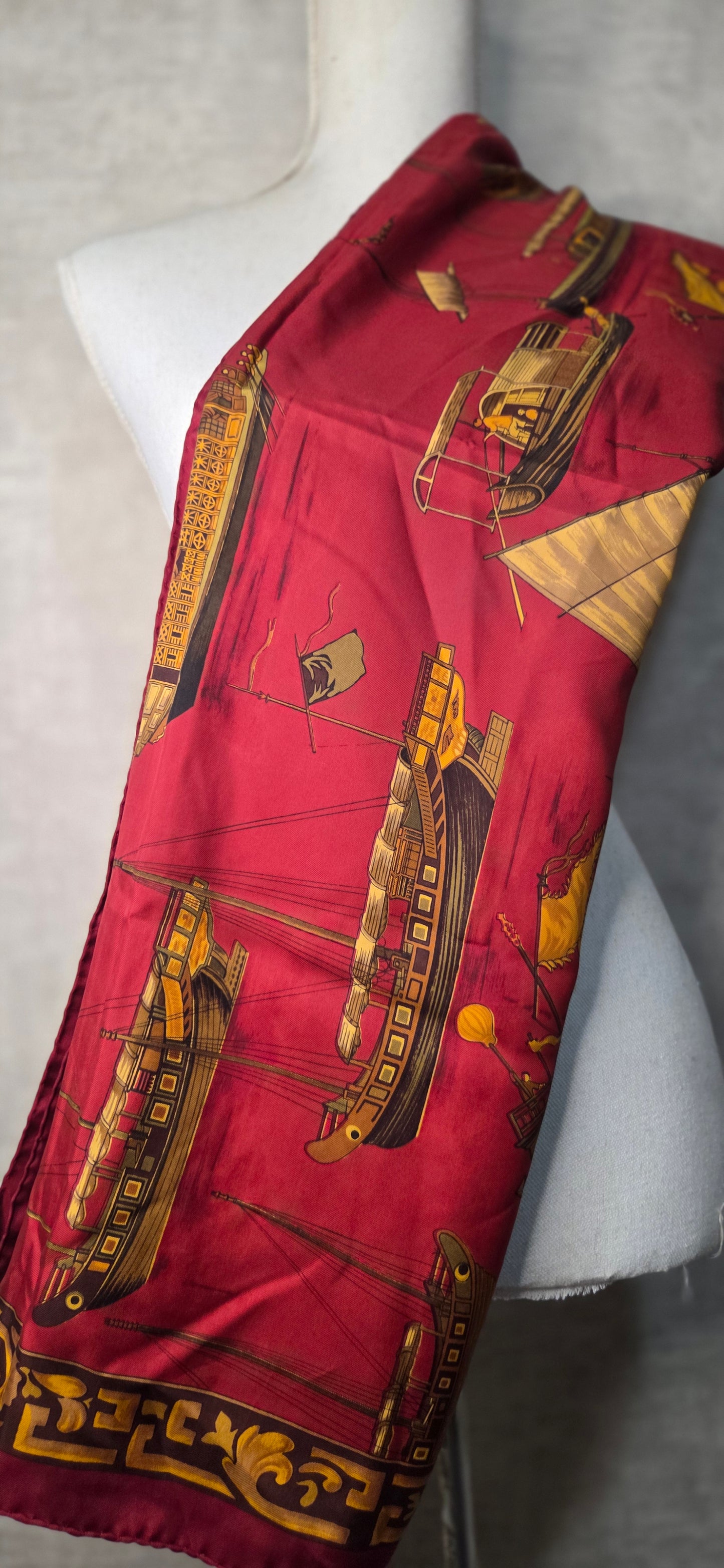 Carré Hermès en twill de soie "Jonques et Sampans "