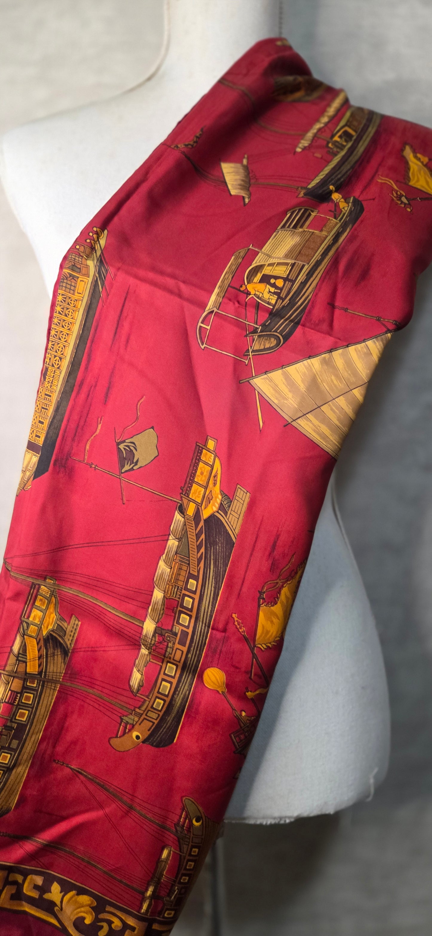 Carré Hermès en twill de soie "Jonques et Sampans "