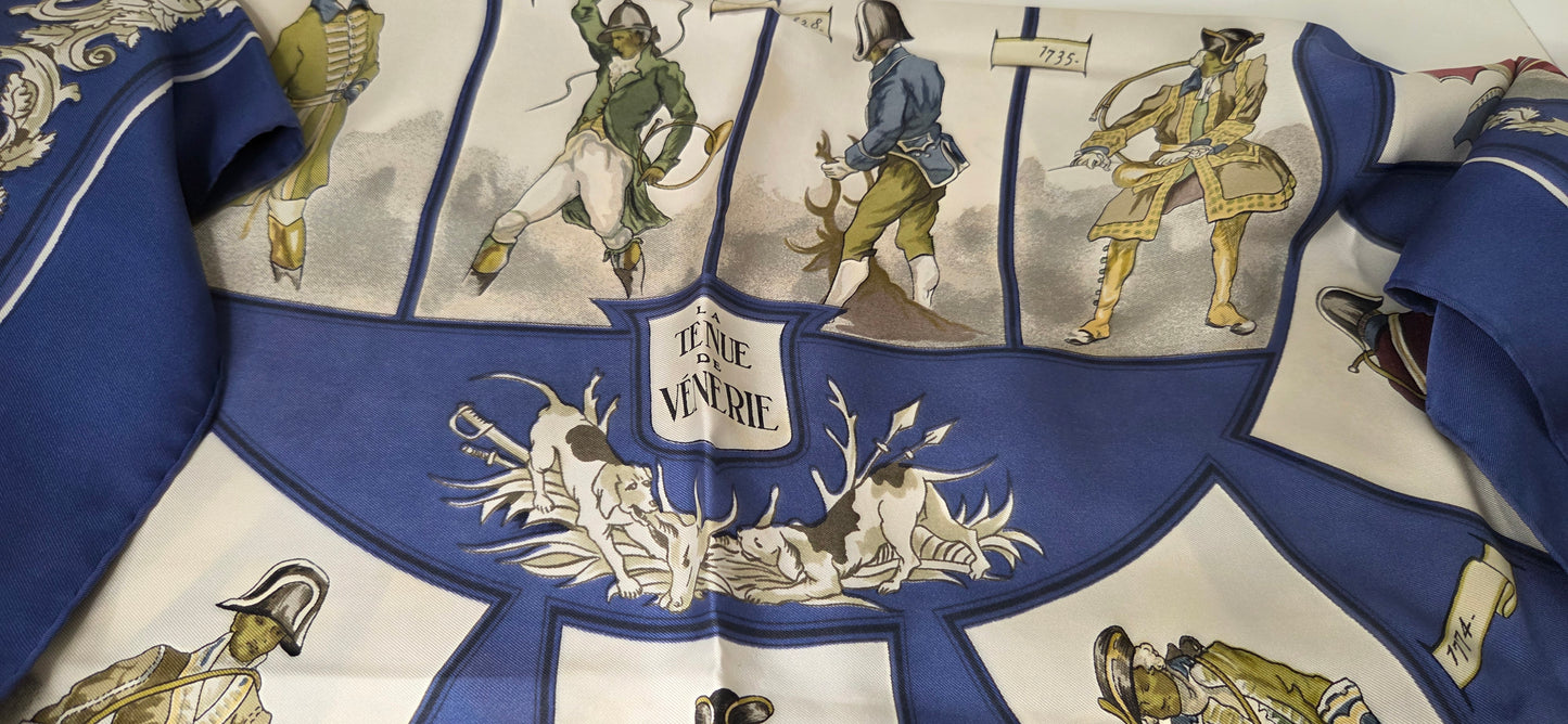 Carré Hermès en twill de soie "La tenue de Venerie "