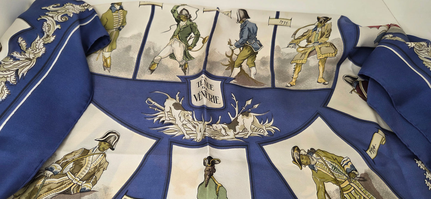 Carré Hermès en twill de soie "La tenue de Venerie "