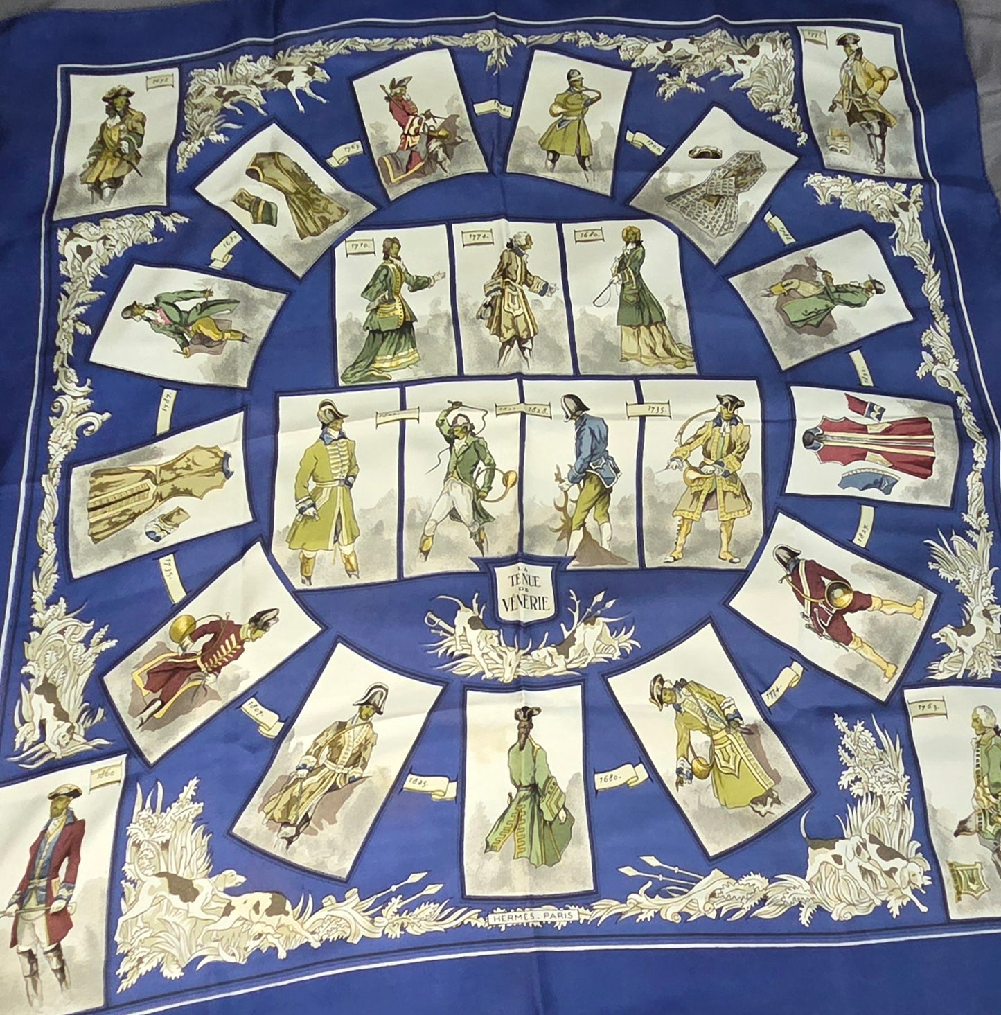 Carré Hermès en twill de soie "La tenue de Venerie "