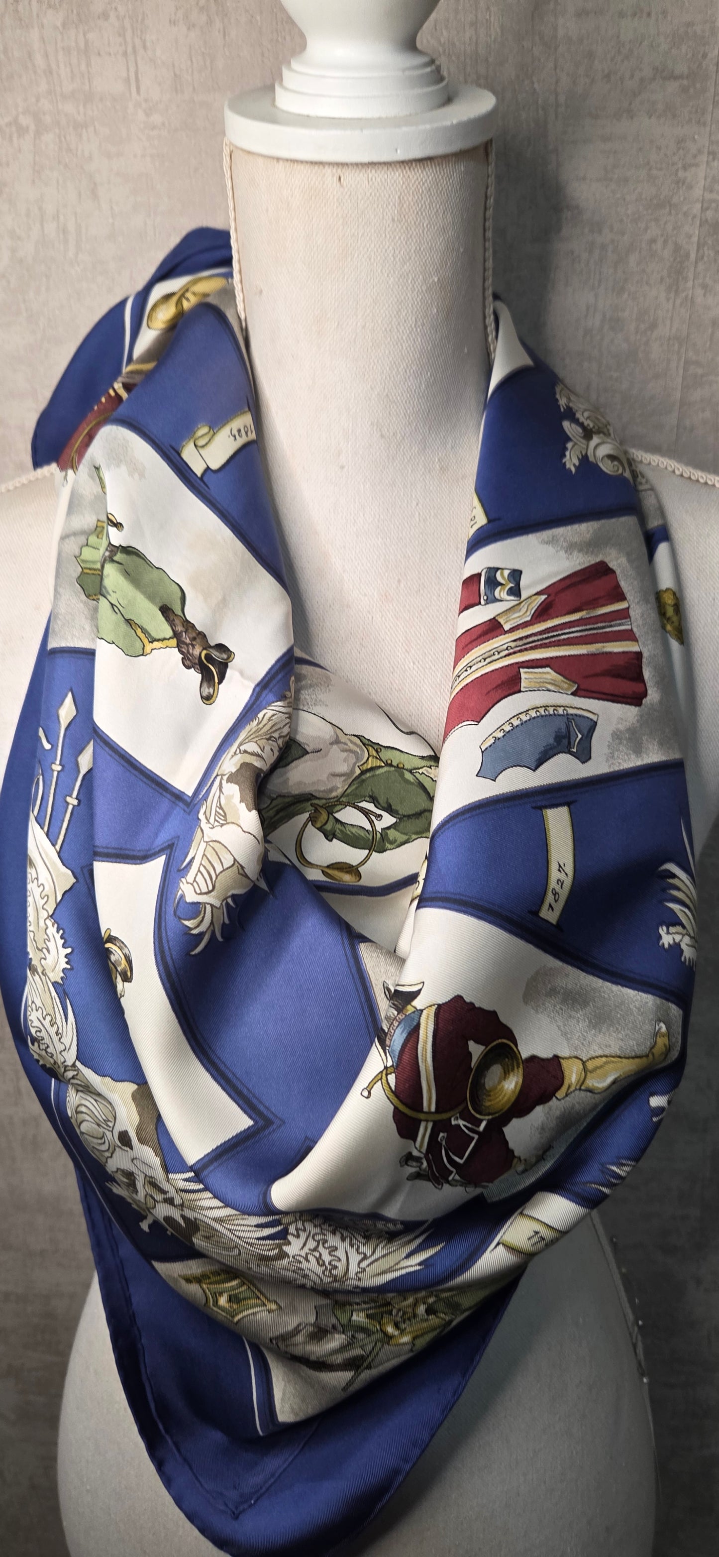 Carré Hermès en twill de soie "La tenue de Venerie "