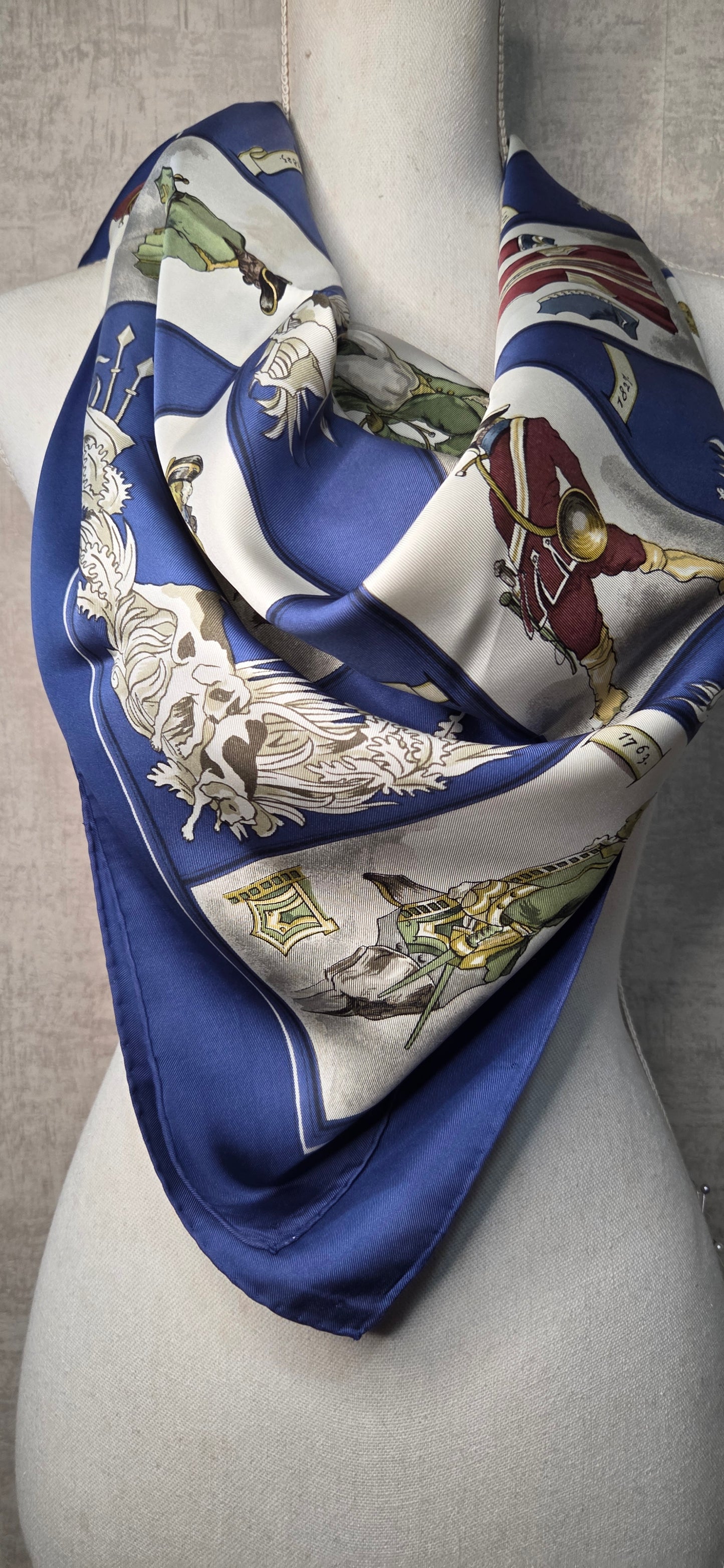 Carré Hermès en twill de soie "La tenue de Venerie "