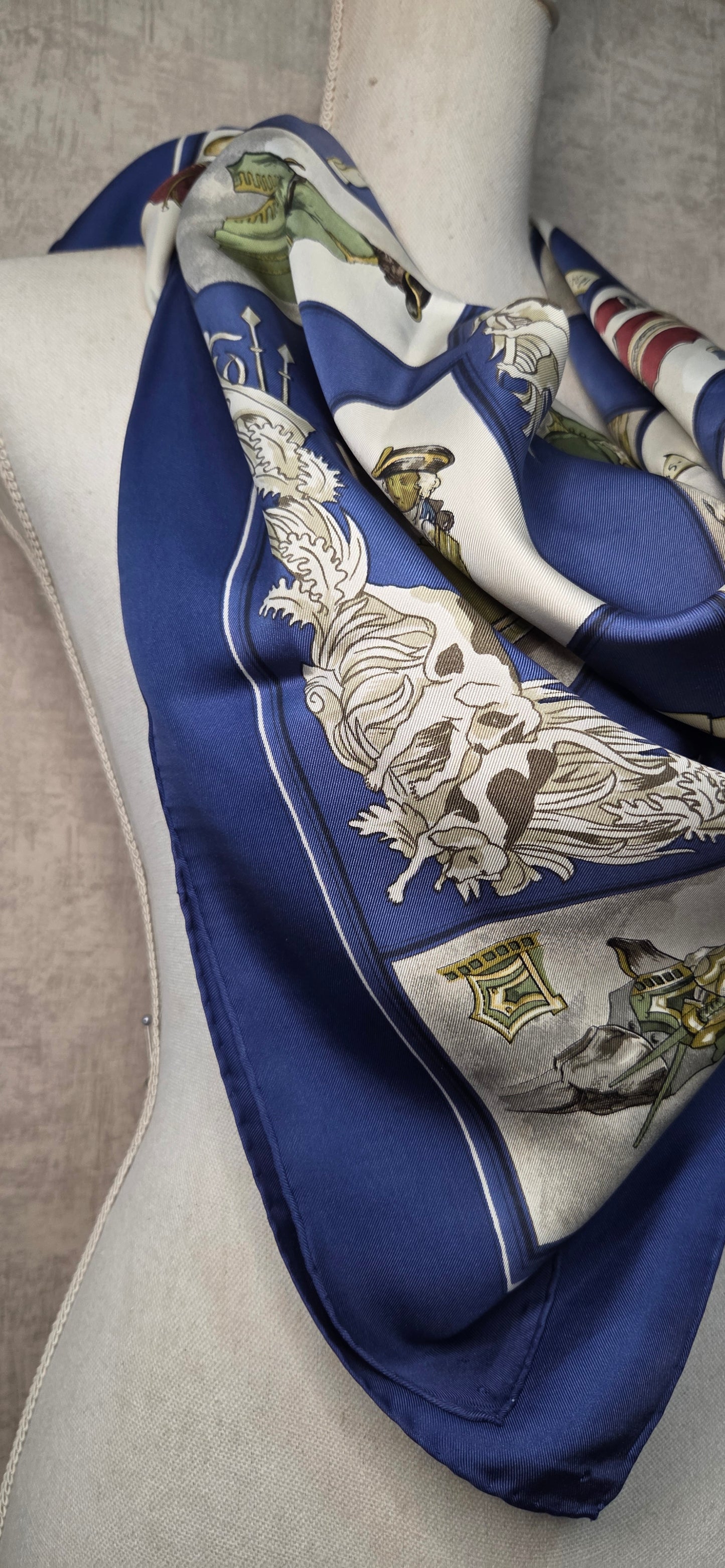 Carré Hermès en twill de soie "La tenue de Venerie "
