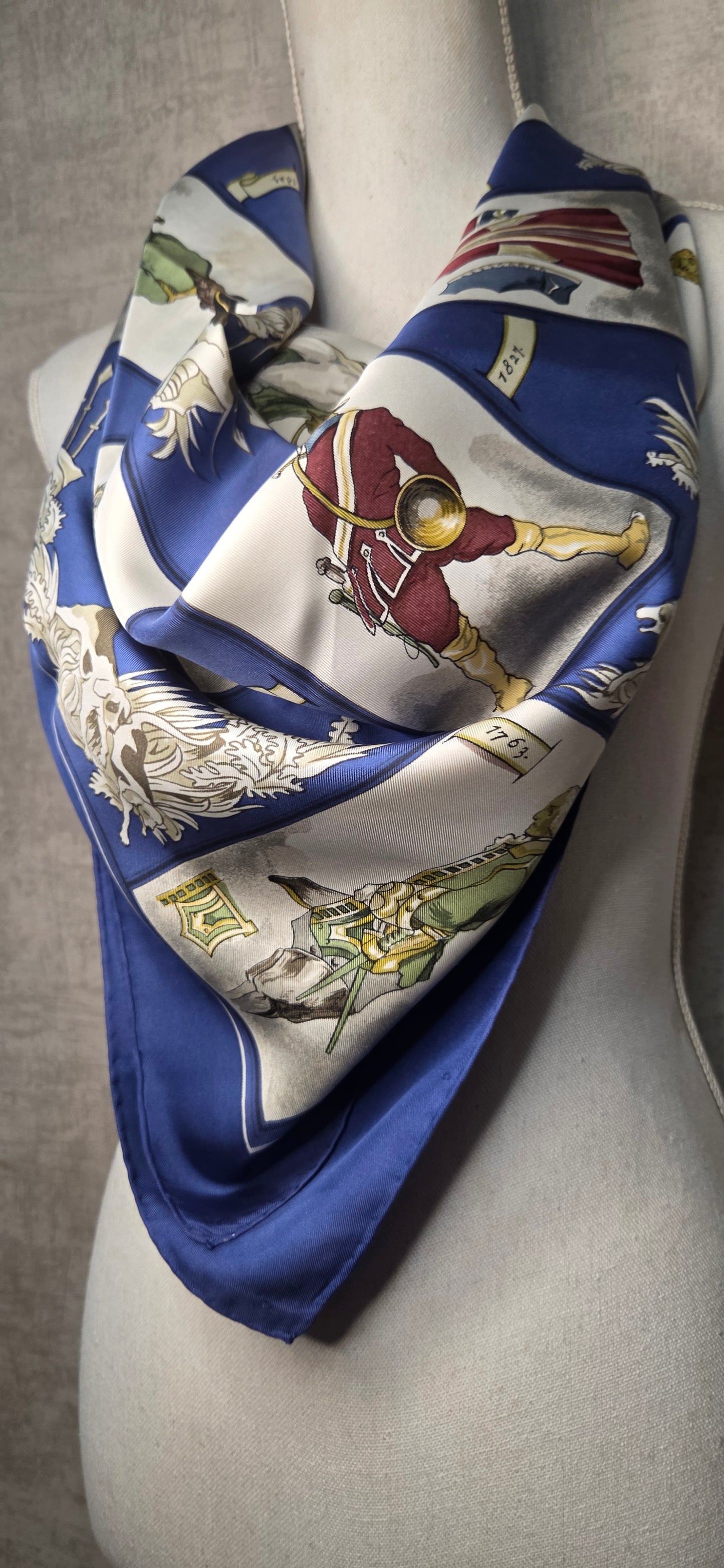Carré Hermès en twill de soie "La tenue de Venerie "