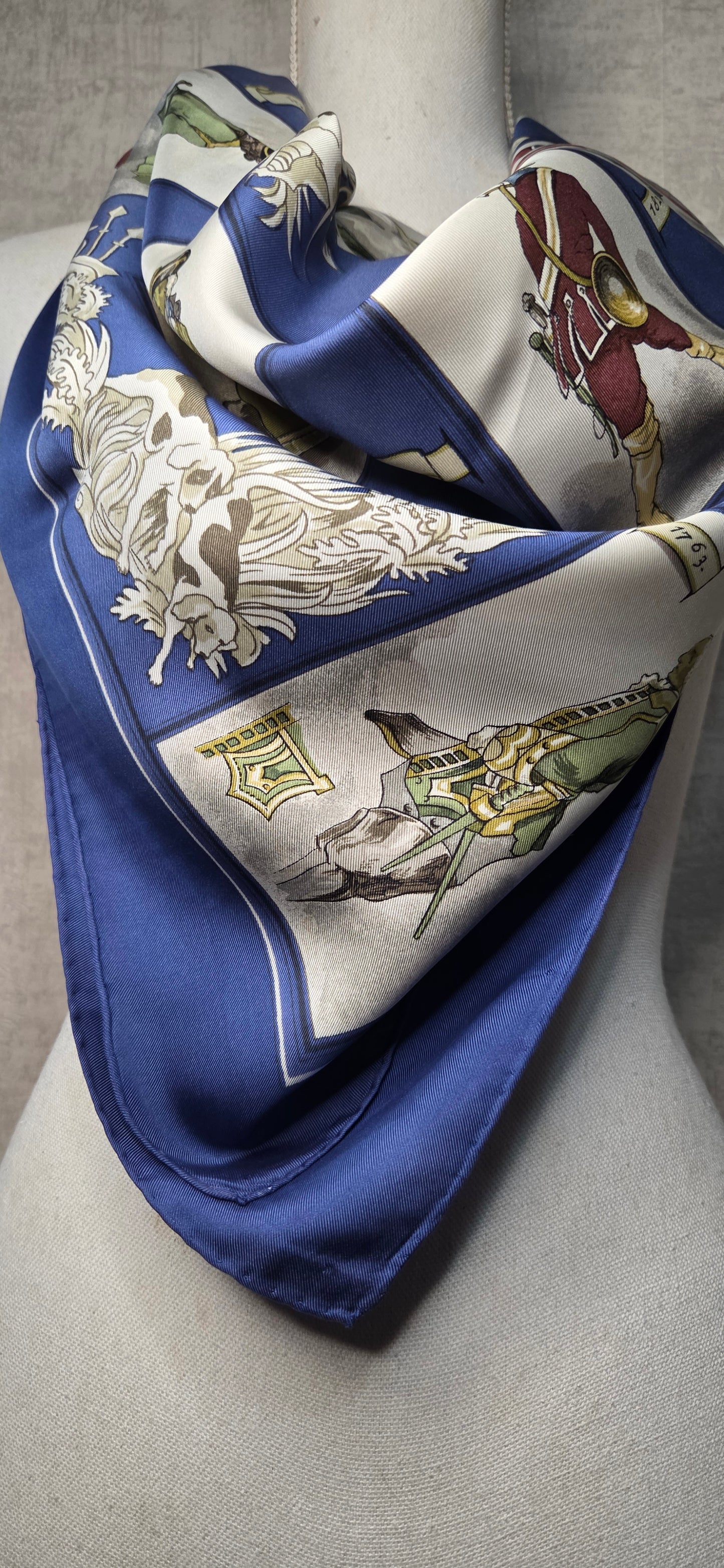Carré Hermès en twill de soie "La tenue de Venerie "