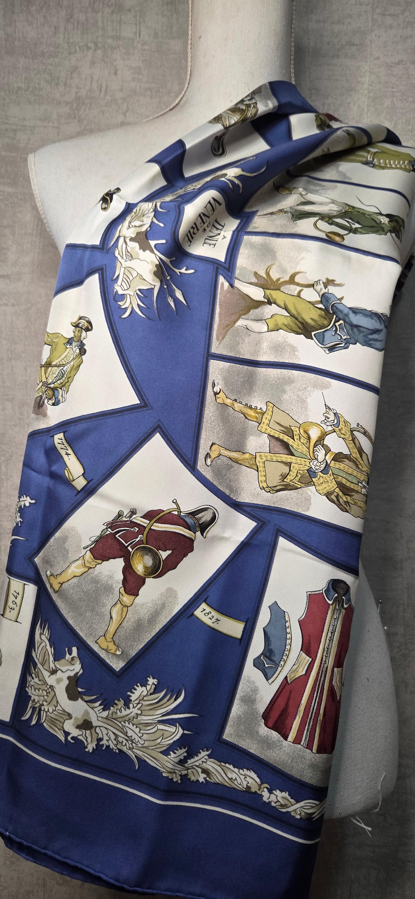 Carré Hermès en twill de soie "La tenue de Venerie "