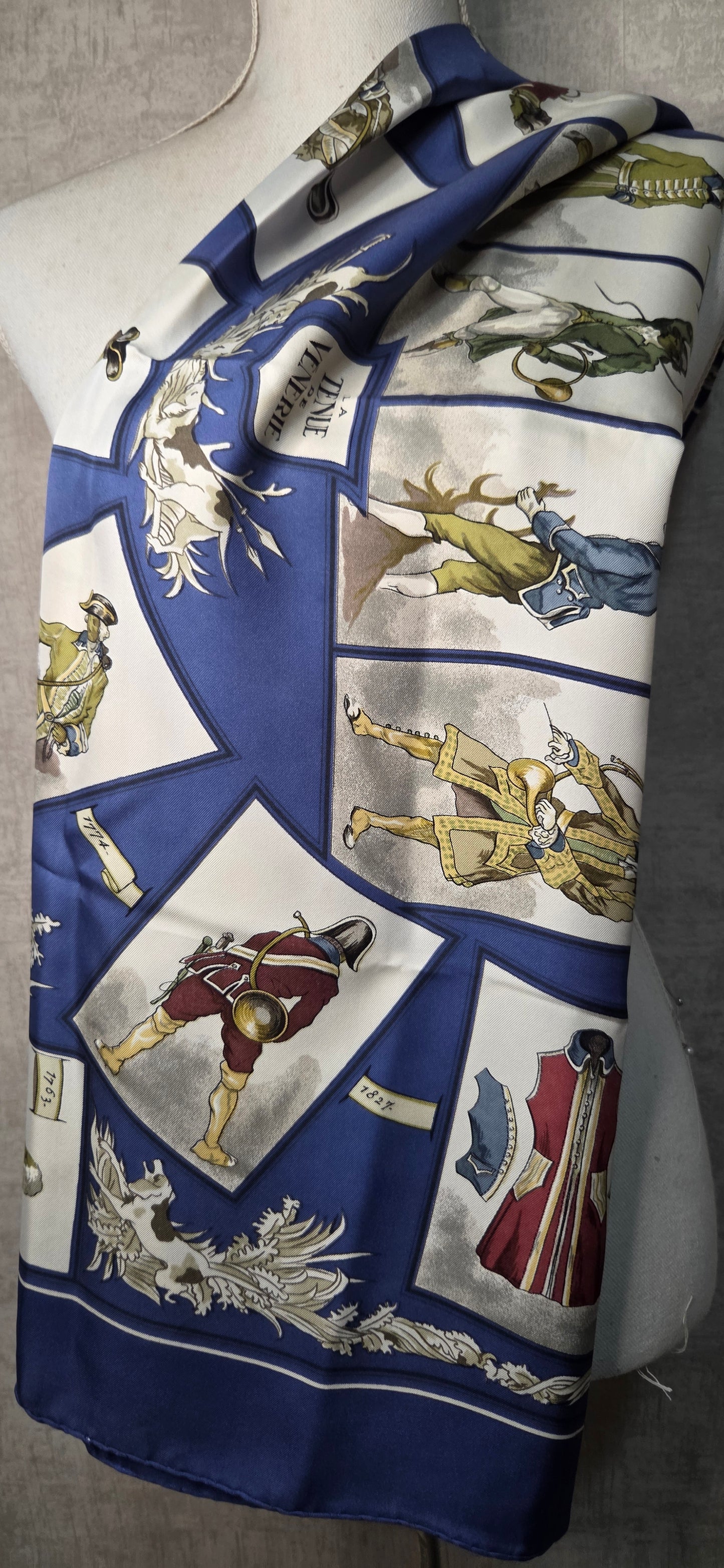 Carré Hermès en twill de soie "La tenue de Venerie "