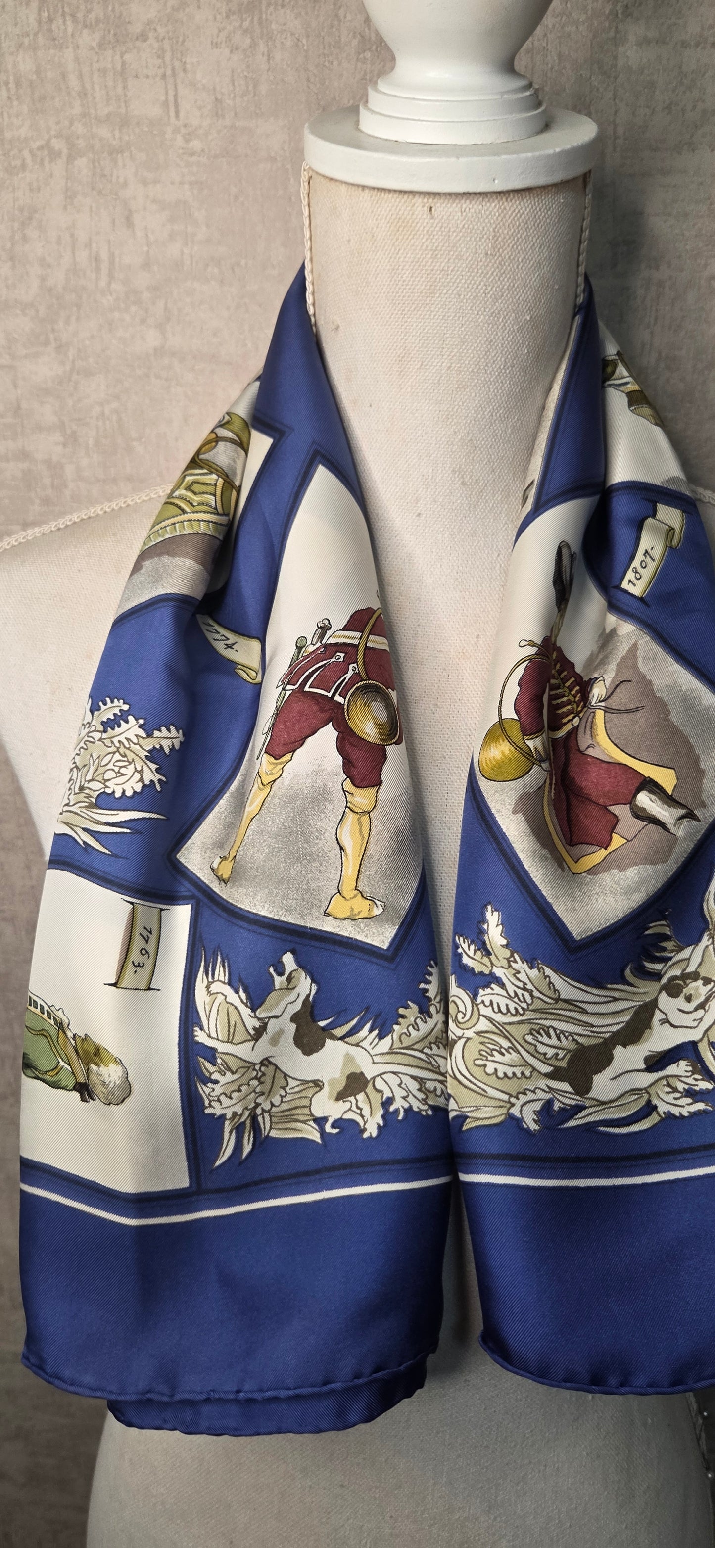 Carré Hermès en twill de soie "La tenue de Venerie "