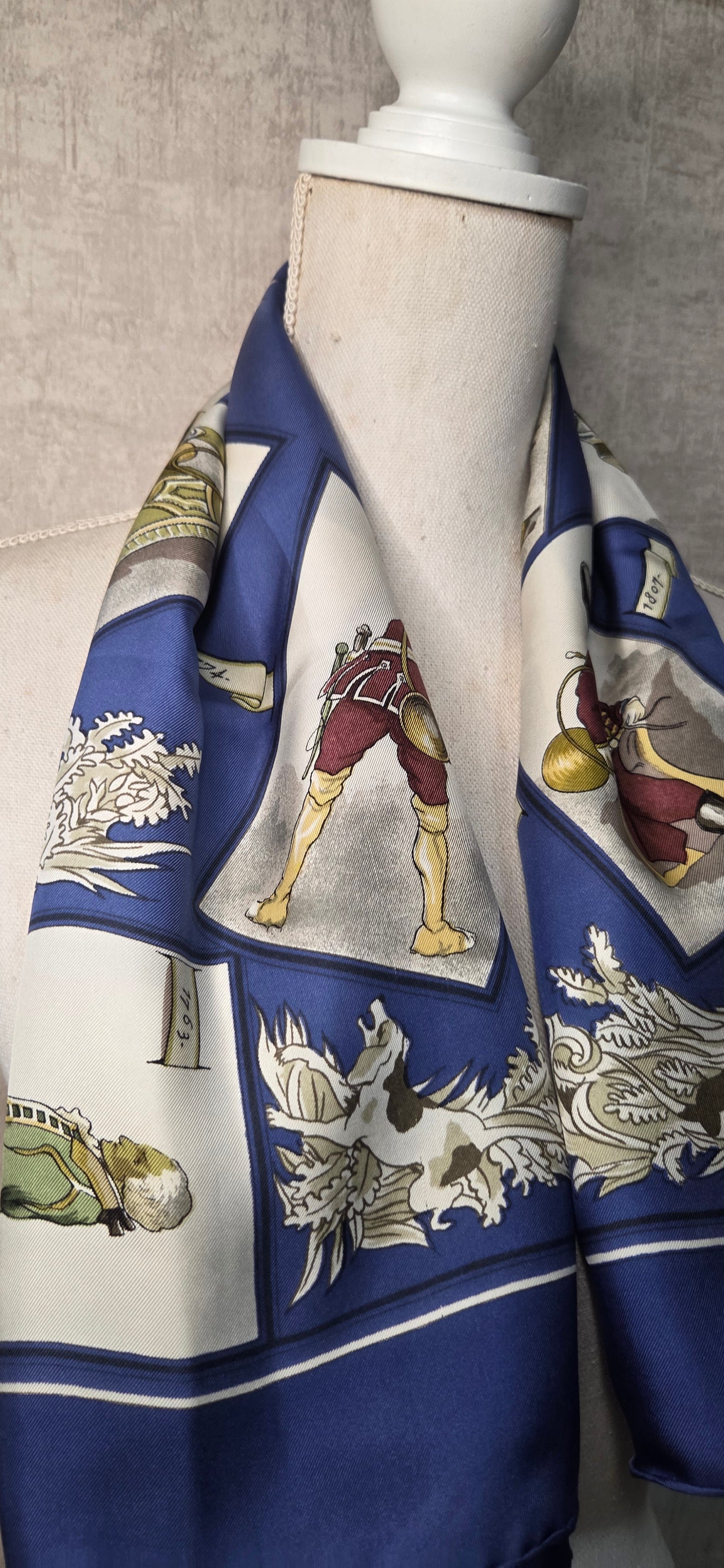 Carré Hermès en twill de soie "La tenue de Venerie "