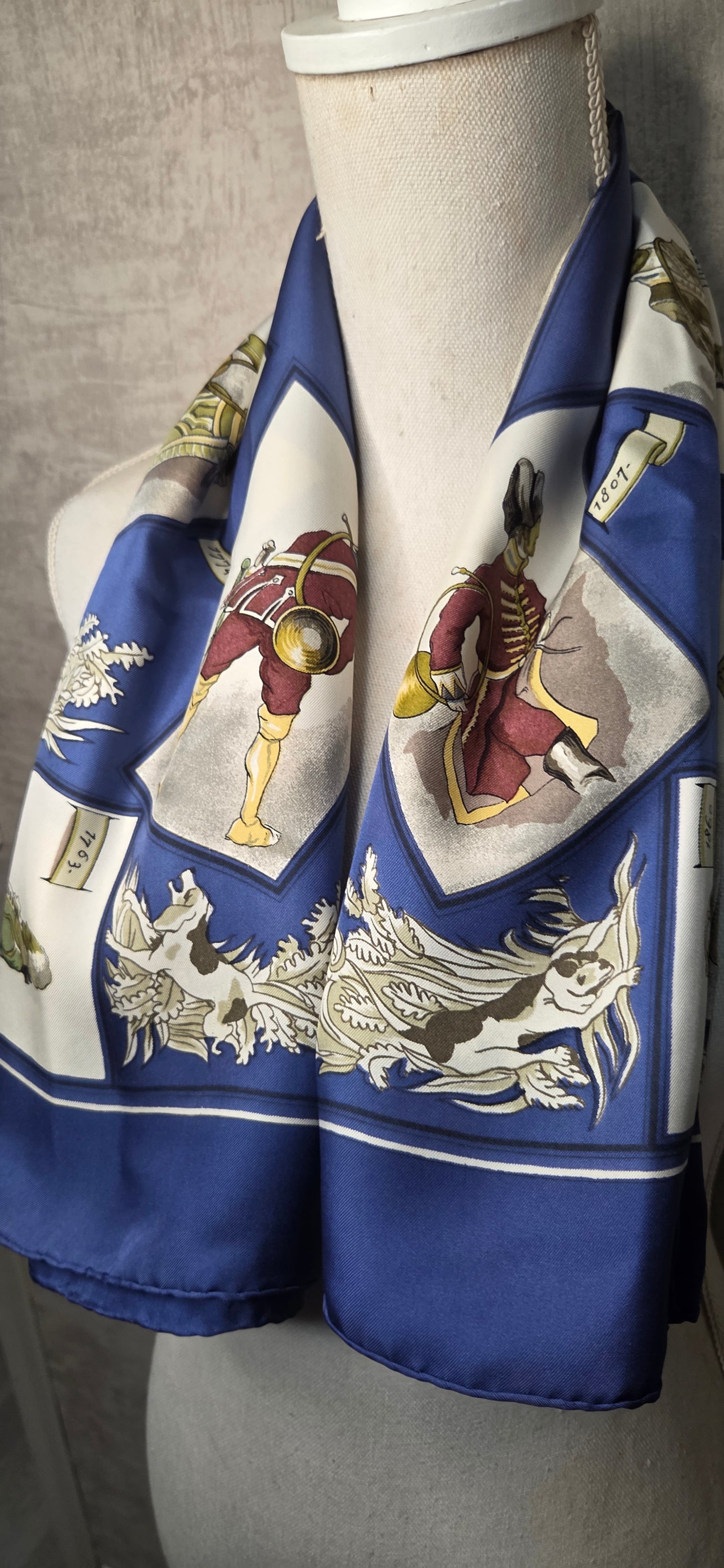 Carré Hermès en twill de soie "La tenue de Venerie "