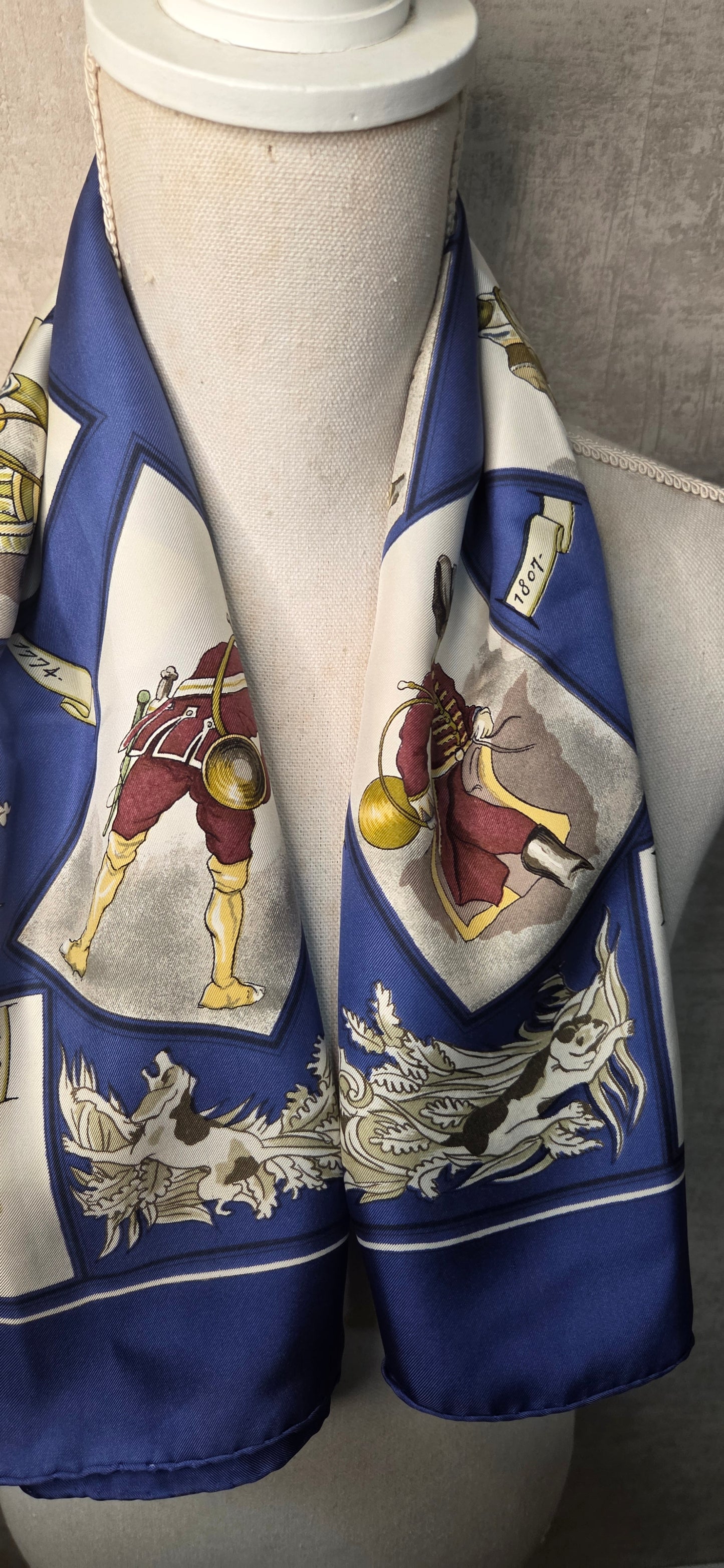 Carré Hermès en twill de soie "La tenue de Venerie "