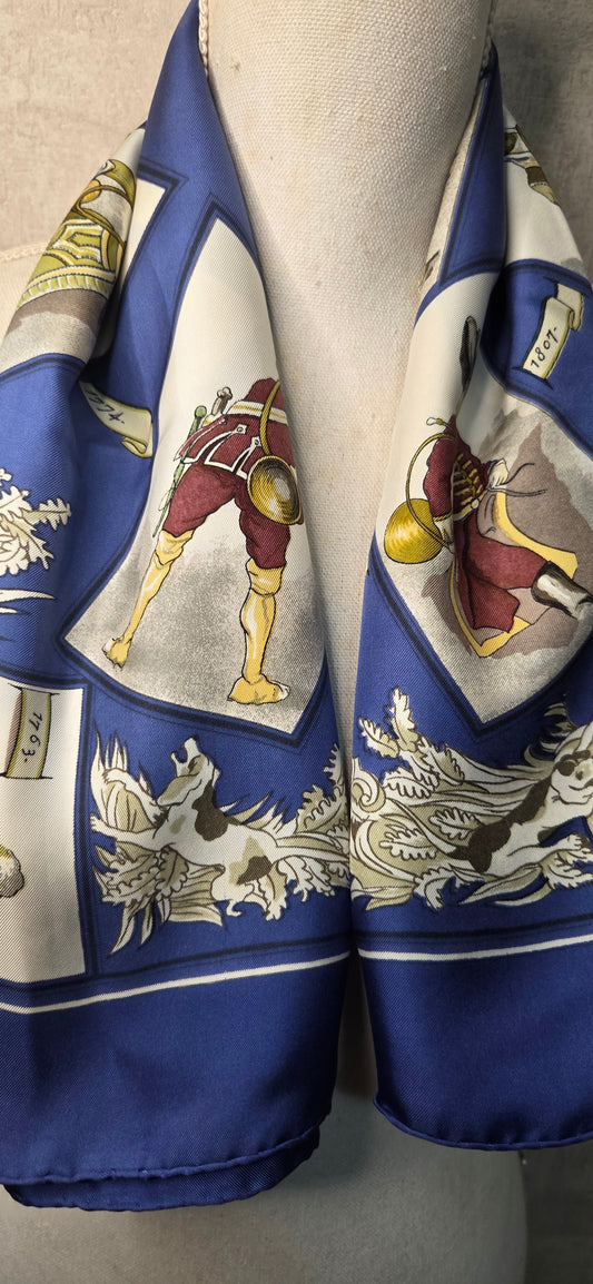 Carré Hermès en twill de soie "La tenue de Venerie "
